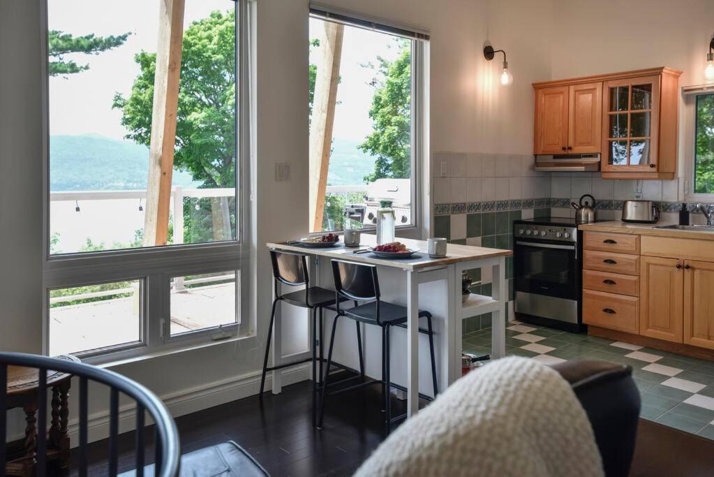 Cottage with water view and hot tub - Le pin blanc