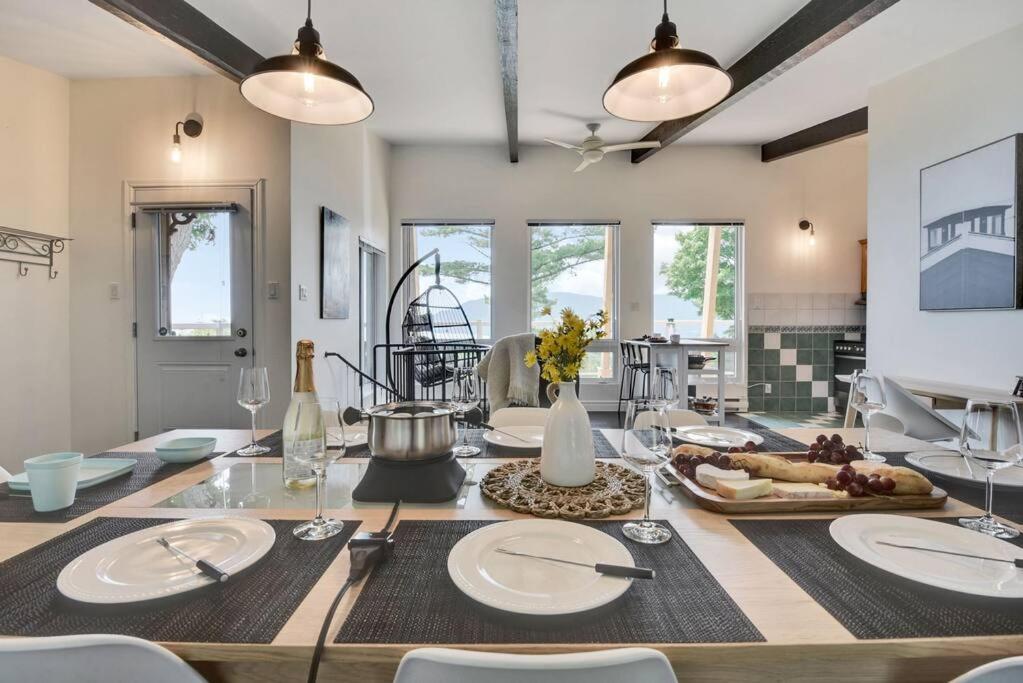 Cottage with water view and hot tub - Le pin blanc
