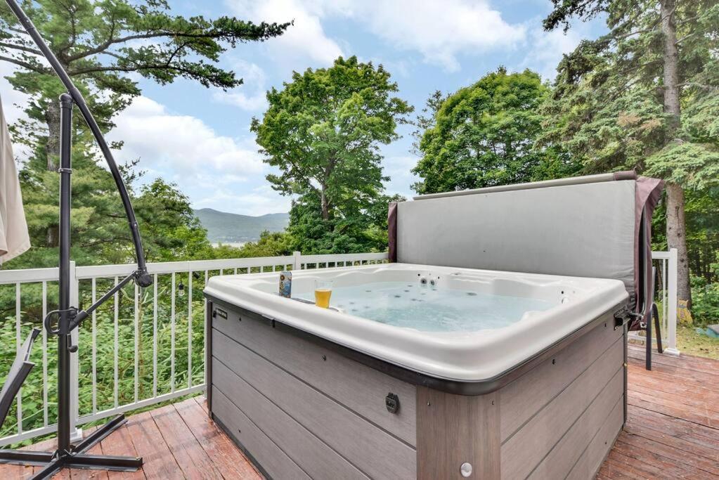 Cottage with water view and hot tub - Le pin blanc
