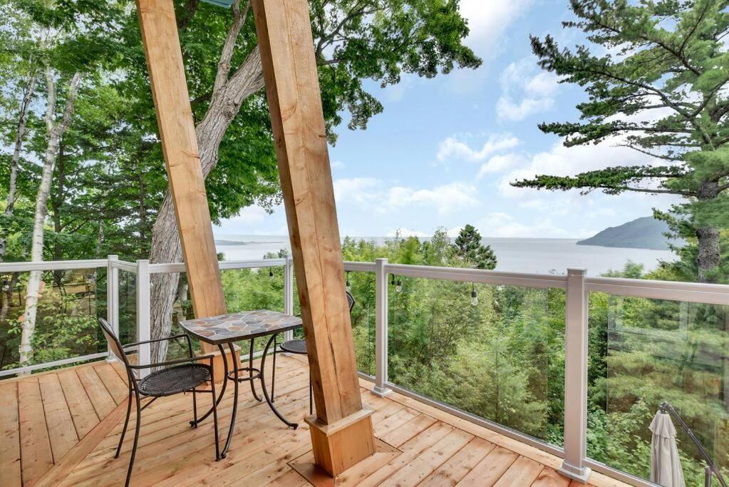 Cottage with water view and hot tub - Le pin blanc