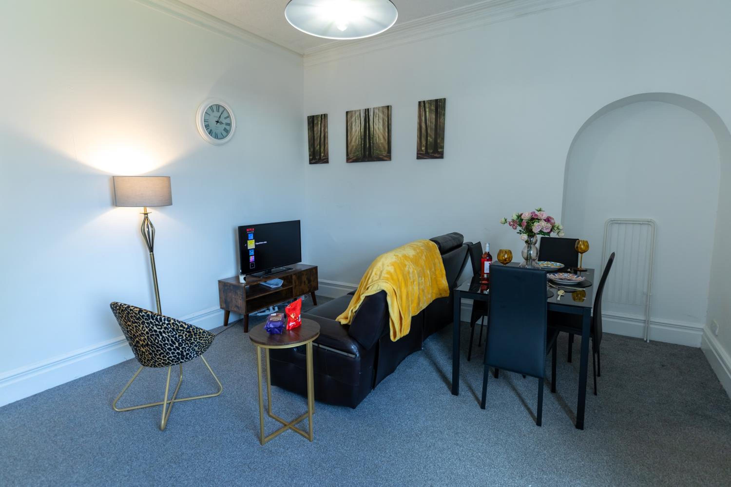 5 Star Homes- Free Wifi & Parking, Contractor & family friendly view 4