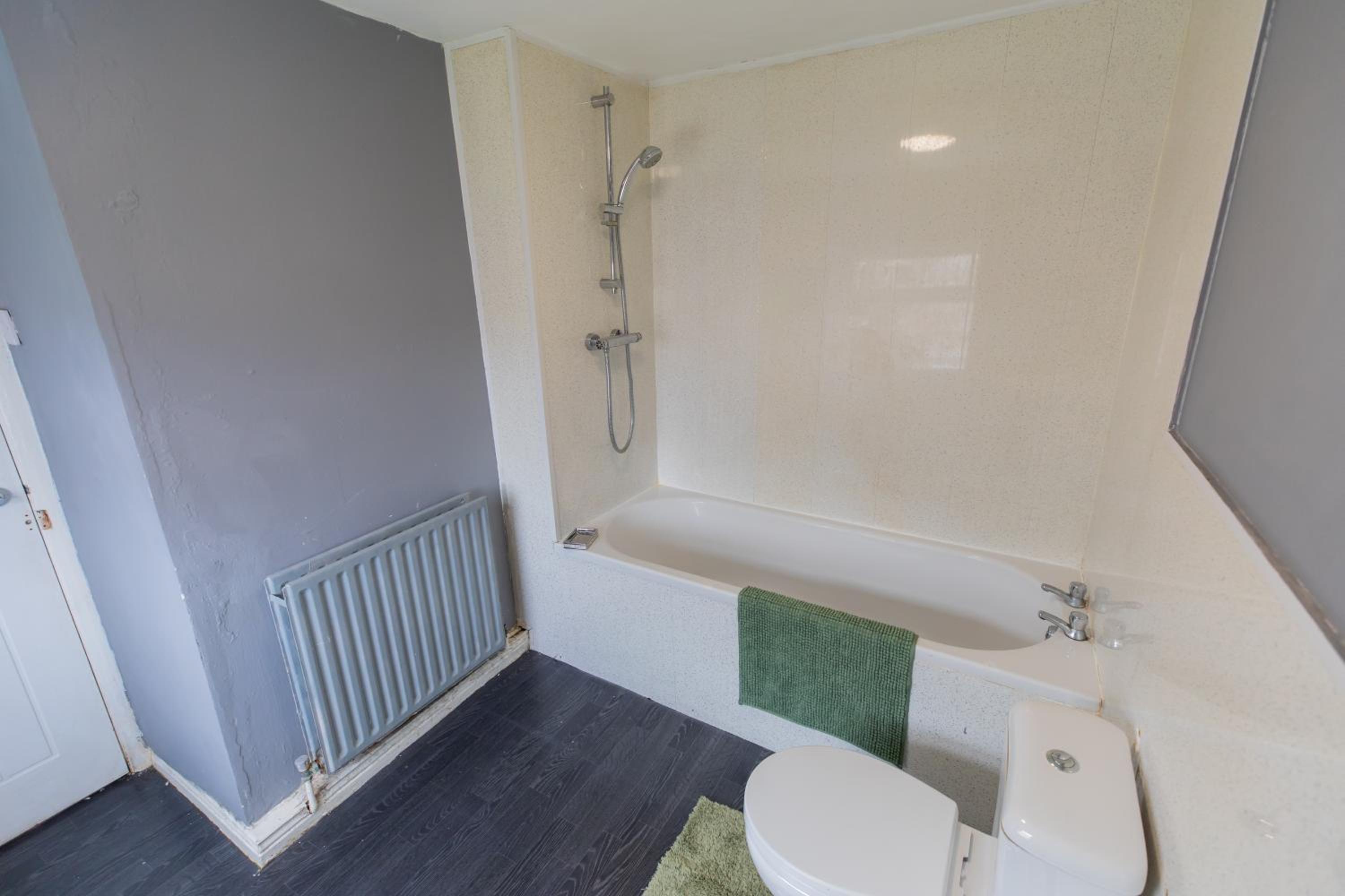 5 Star Homes- Free Wifi & Parking, Contractor & family friendly view 3