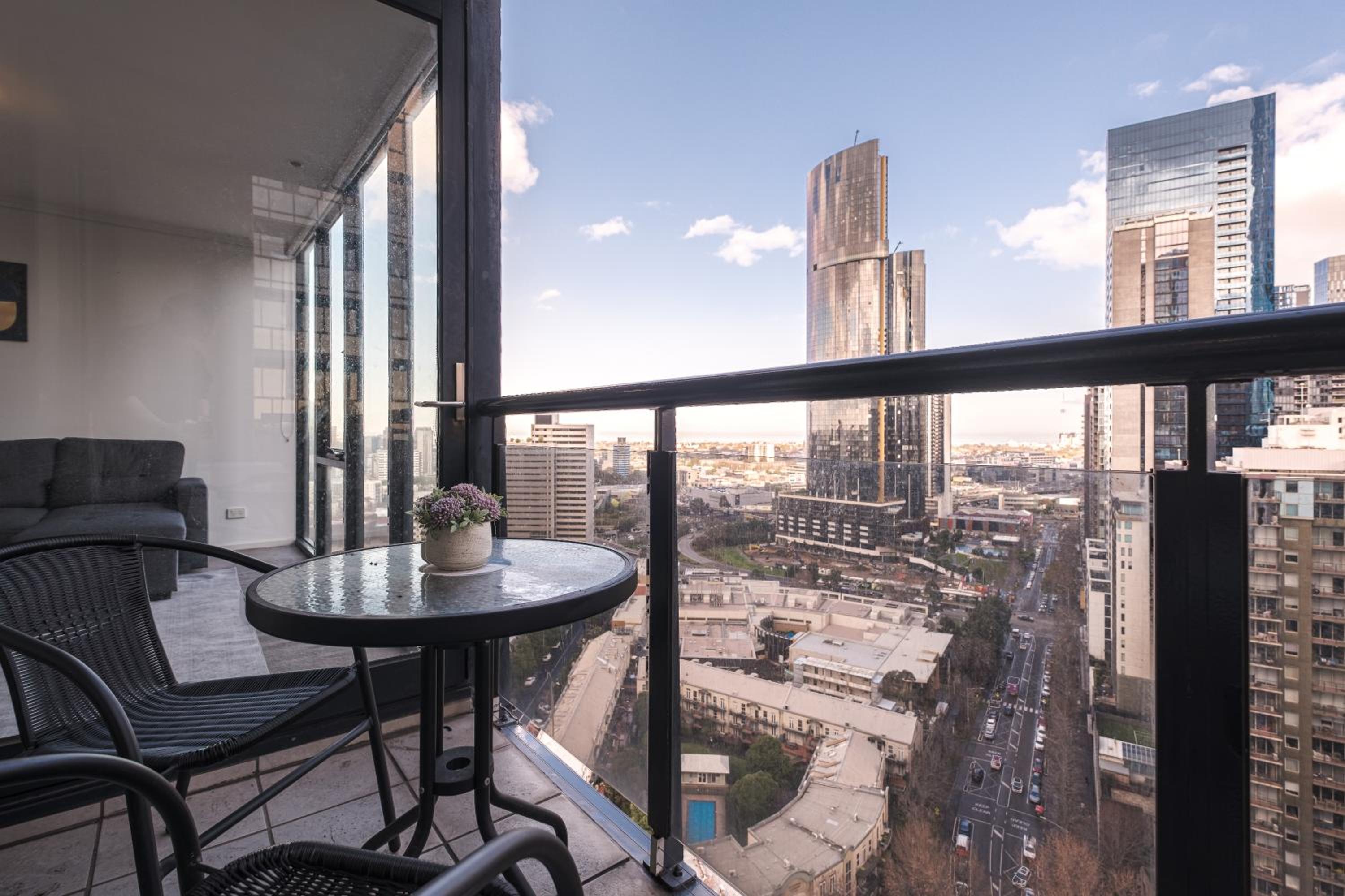 24th Floor Beauty 2BR SouthbankPoolGymParking