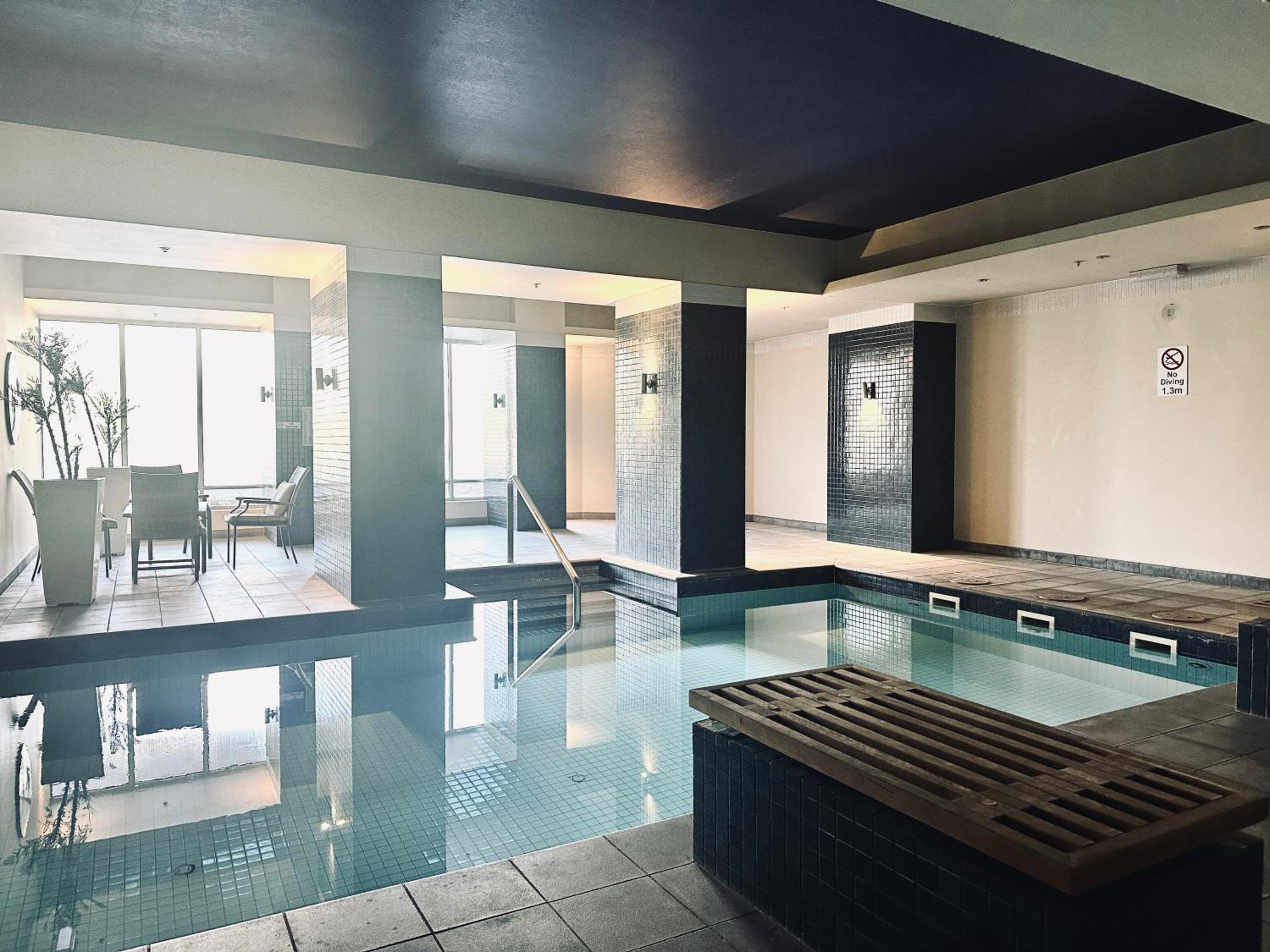 24th Floor Beauty 2BR SouthbankPoolGymParking