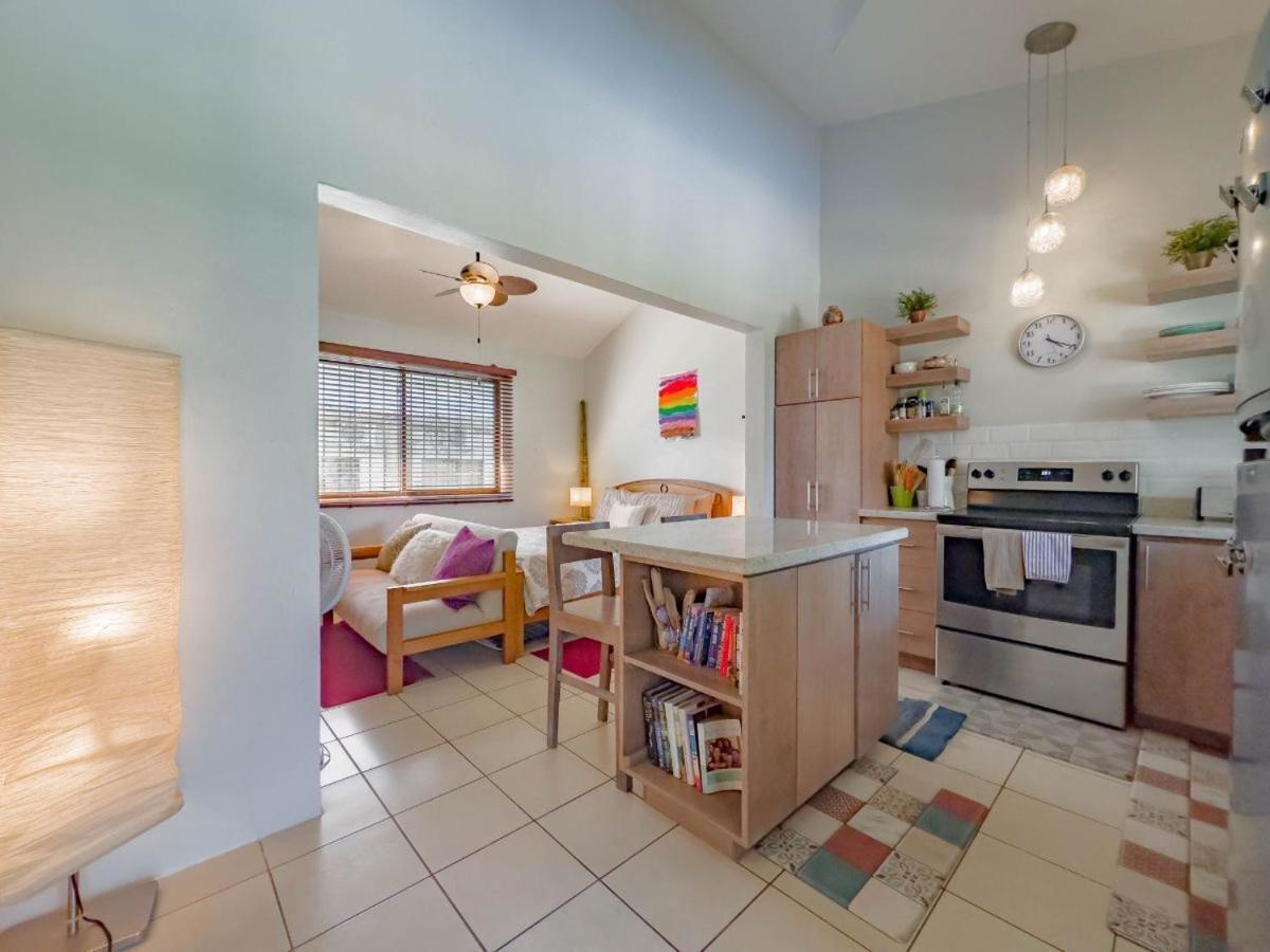 Emerald Haven Second Floor Studio Mins from Beach