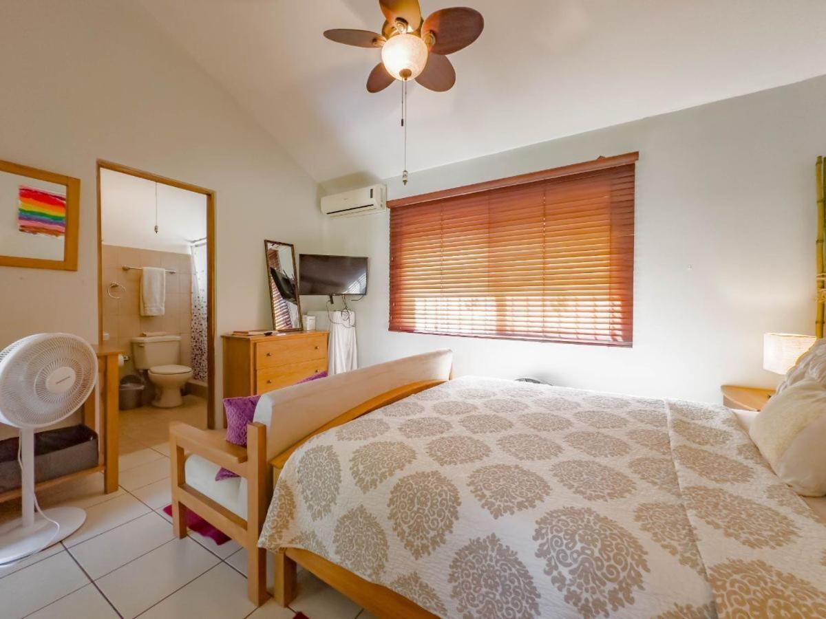 Emerald Haven Second Floor Studio Mins from Beach