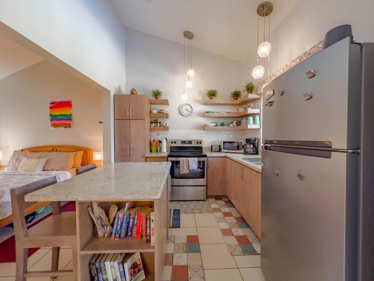 Emerald Haven Second Floor Studio Mins from Beach