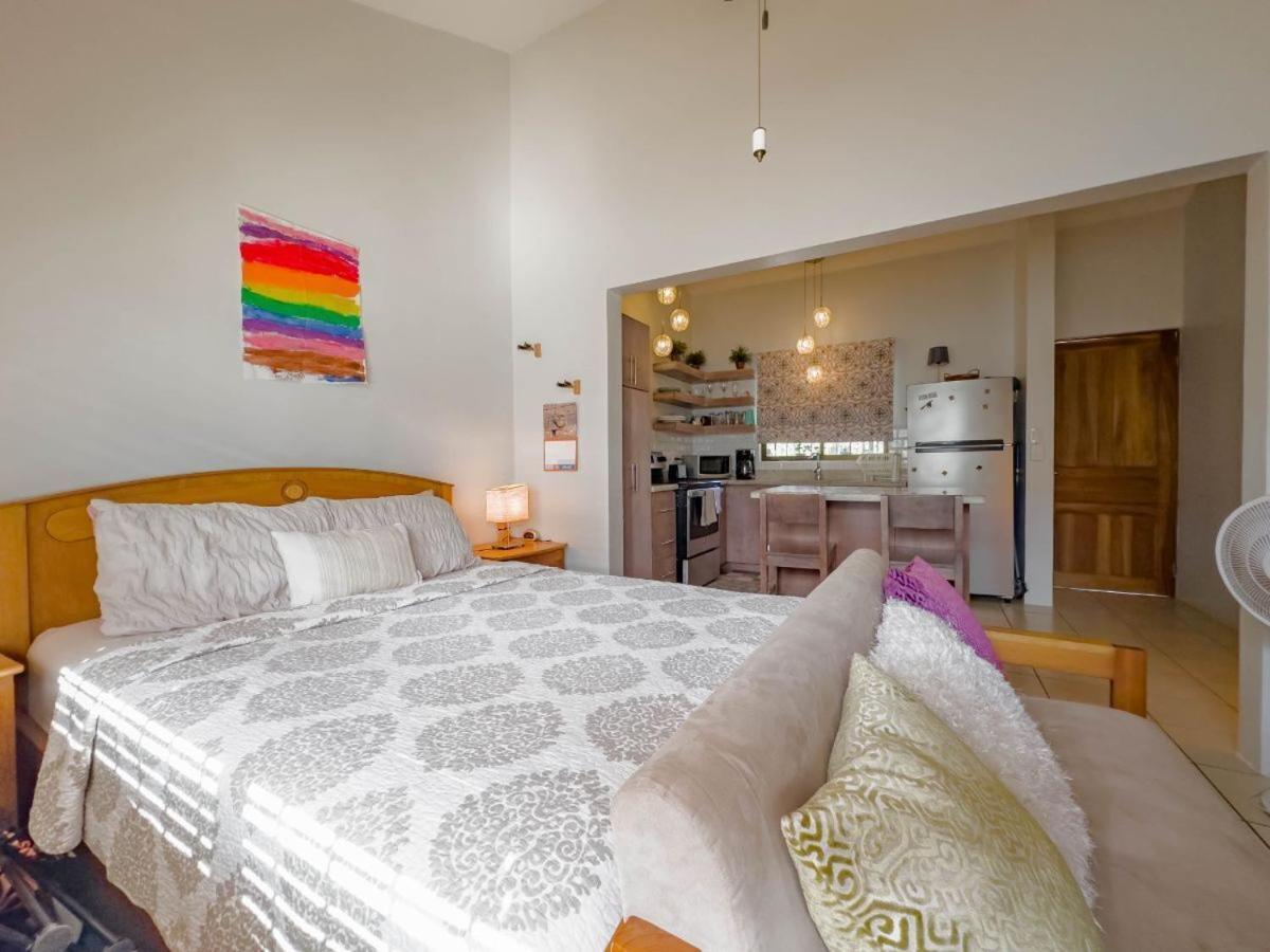 Emerald Haven Second Floor Studio Mins from Beach