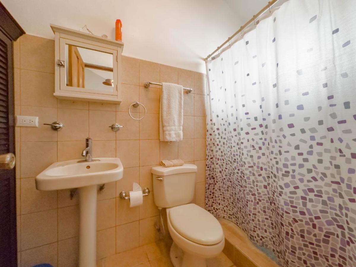 Emerald Haven Second Floor Studio Mins from Beach