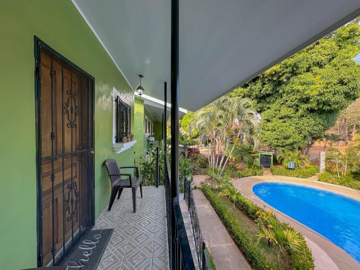 Emerald Haven Second Floor Studio Mins from Beach
