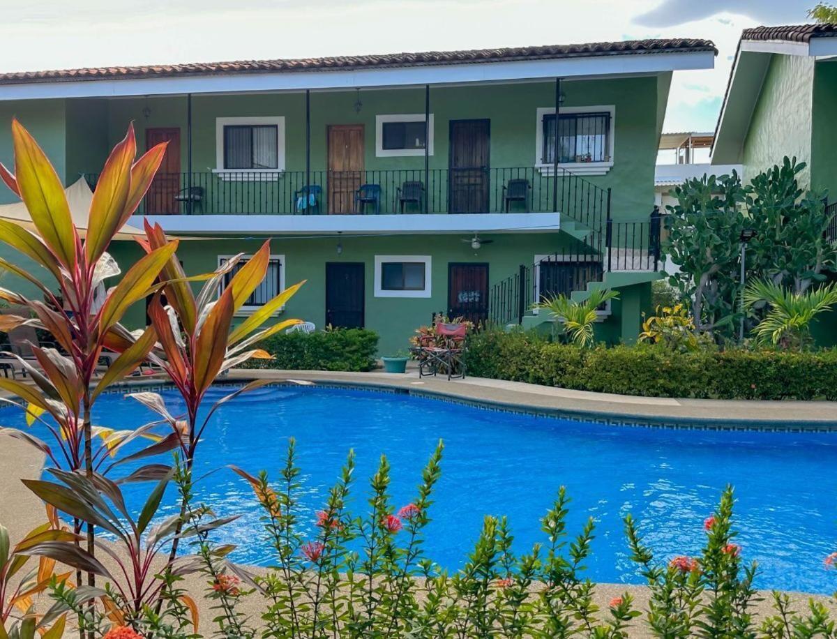 Emerald Haven Second Floor Studio Mins from Beach