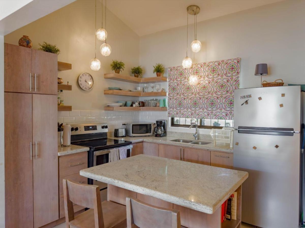Emerald Haven Second Floor Studio Mins from Beach