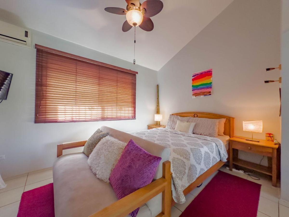 Emerald Haven Second Floor Studio Mins from Beach