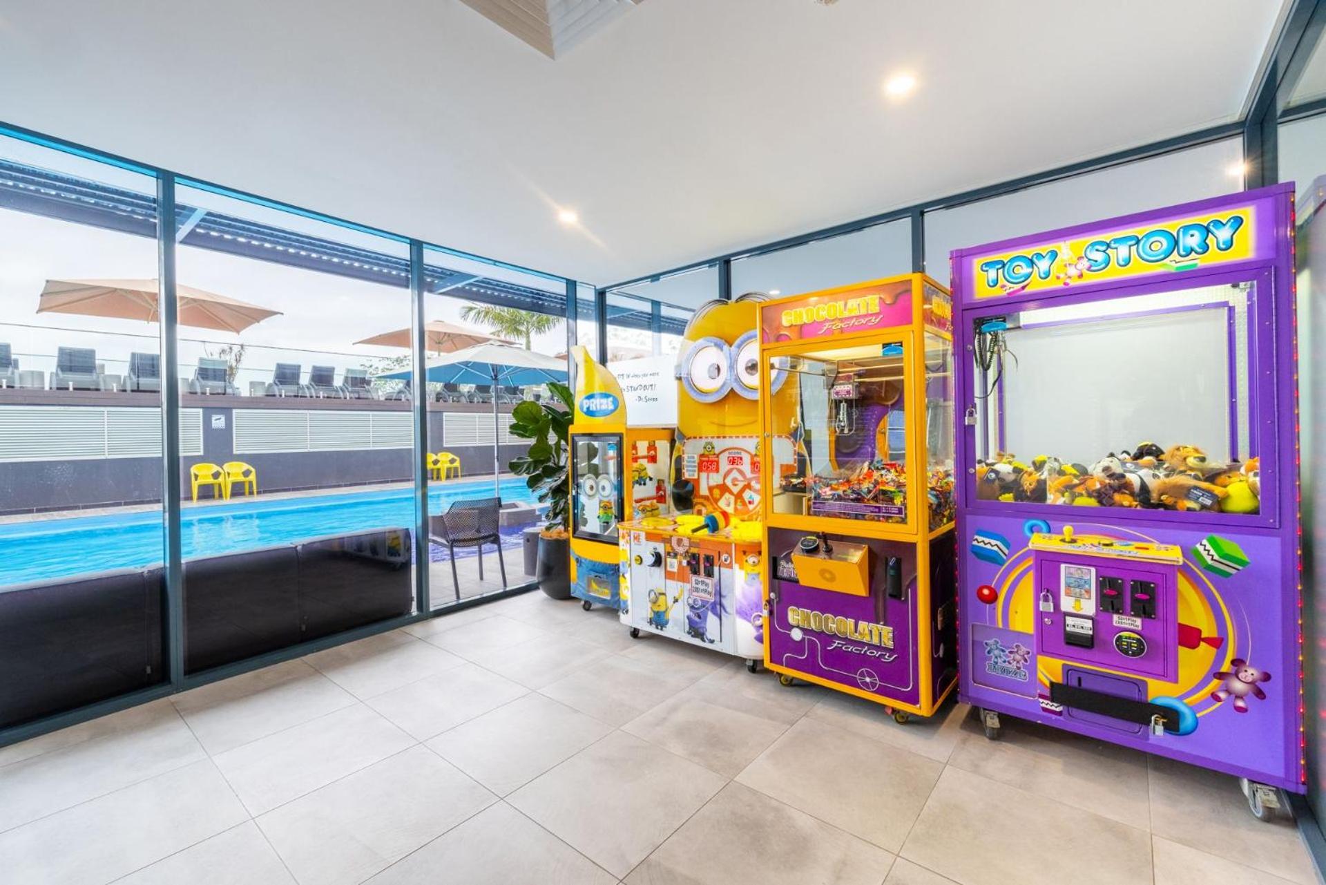 The Landmark unit 405 Resort style, spectacular water views, lift, linen, pool, games room, port-a-cot and highchair.