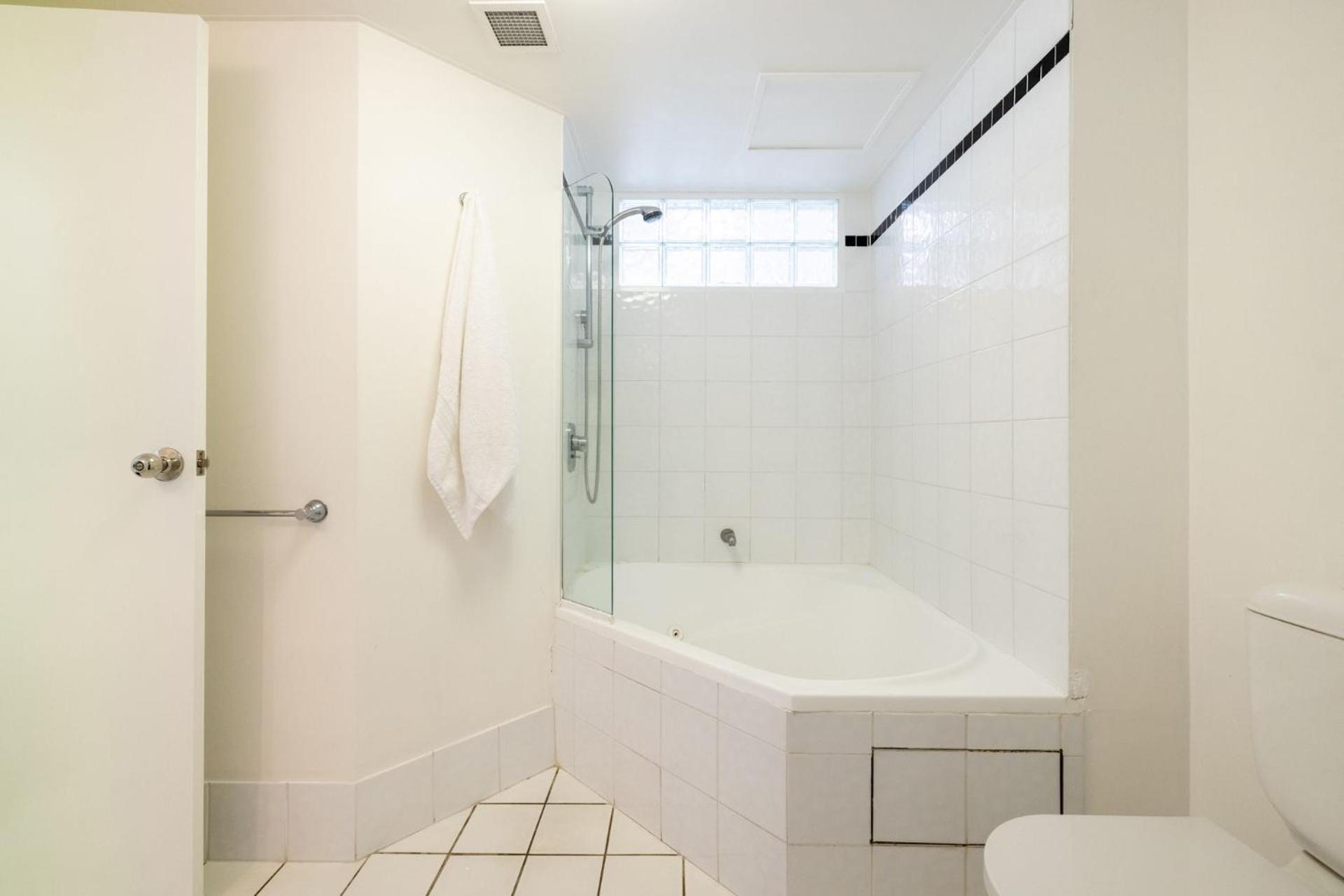 The Landmark unit 405 Resort style, spectacular water views, lift, linen, pool, games room, port-a-cot and highchair.