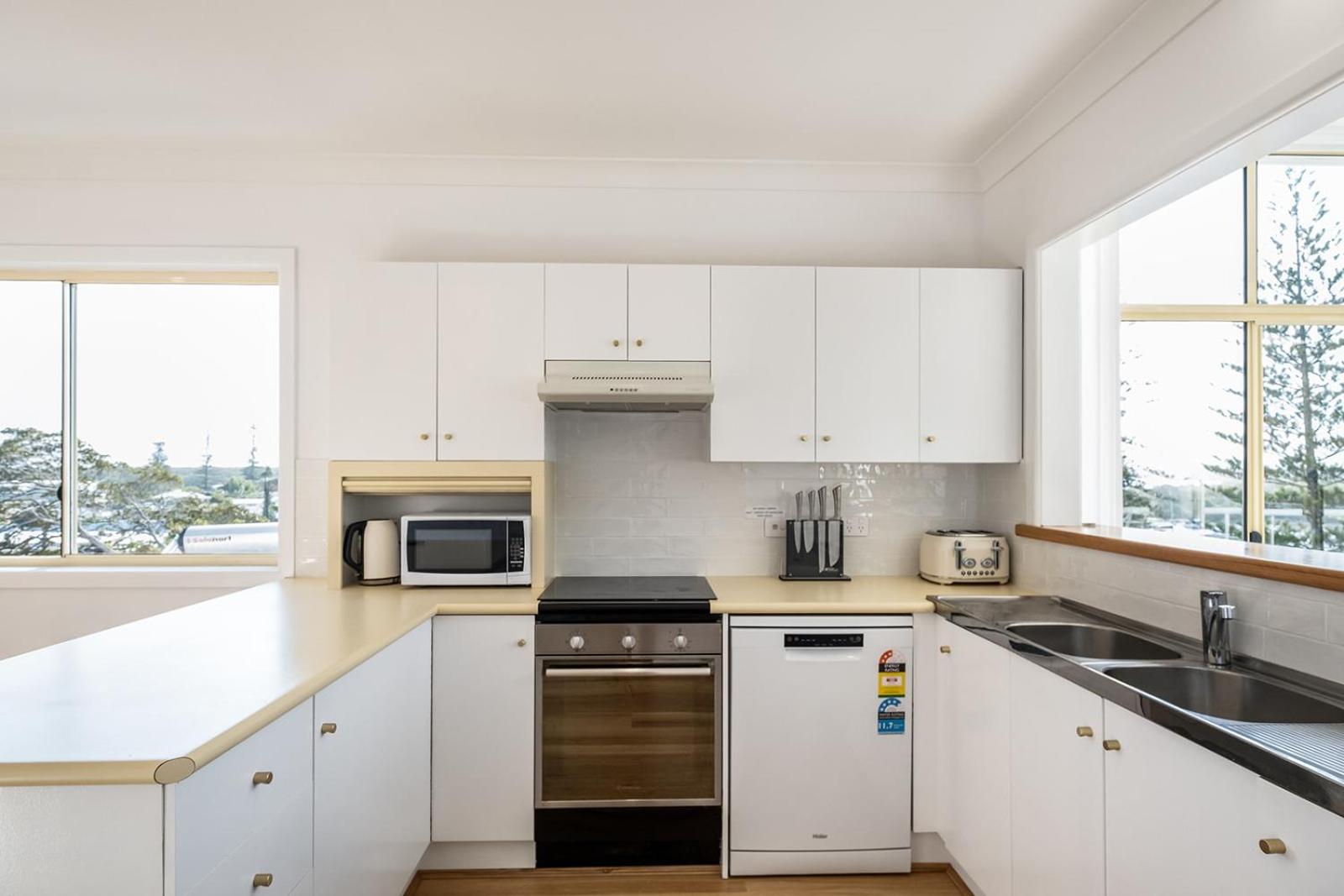 Swell Yamba, Iconic 7 Bedroom House on the Hill with Amazing Bay Views