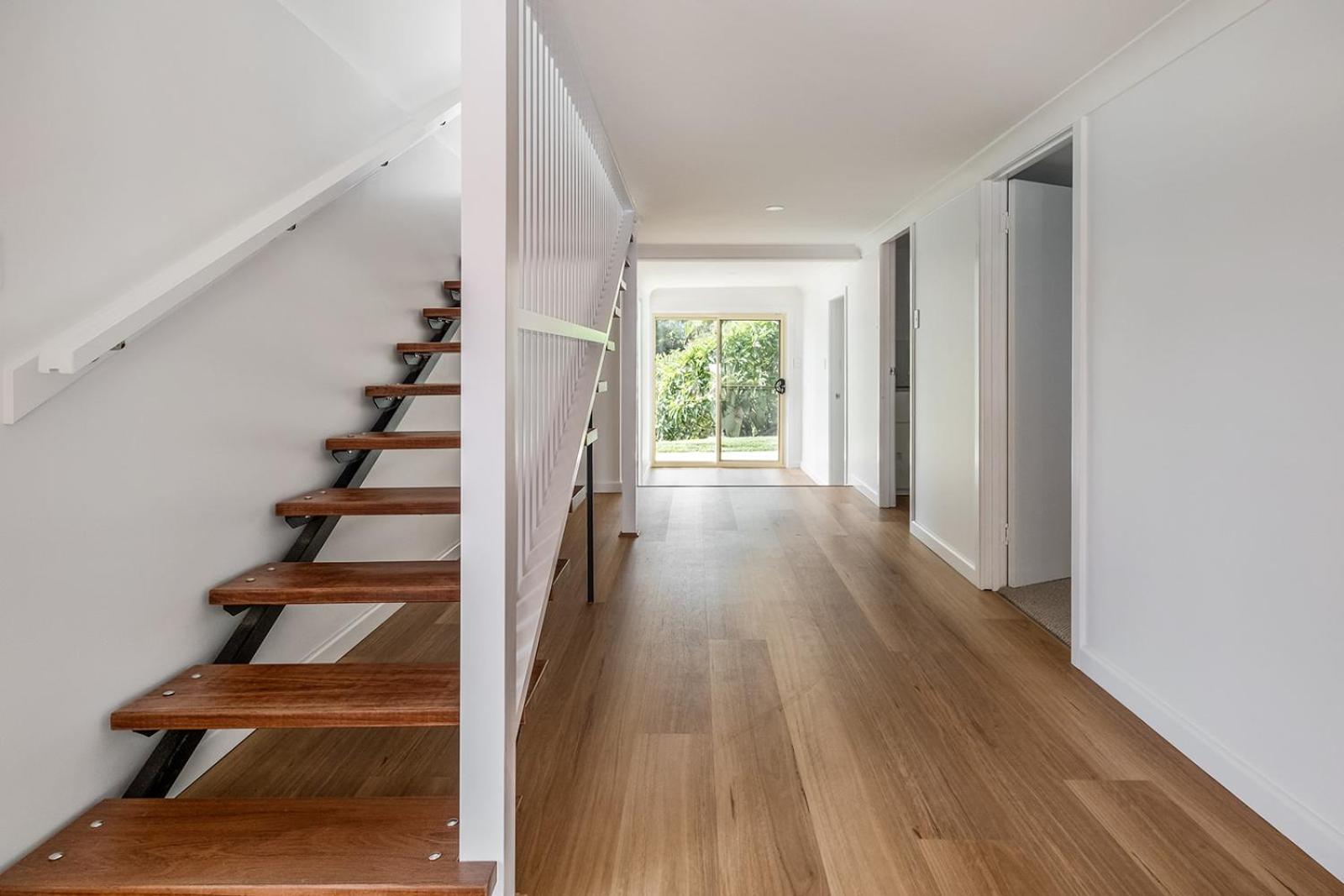 Swell Yamba, Iconic 7 Bedroom House on the Hill with Amazing Bay Views
