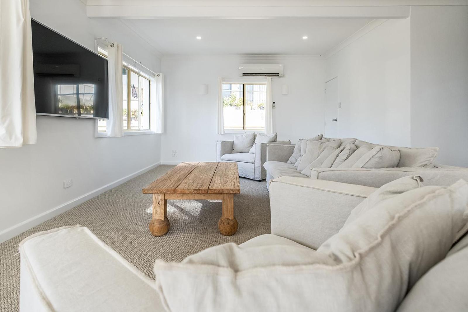 Swell Yamba, Iconic 7 Bedroom House on the Hill with Amazing Bay Views