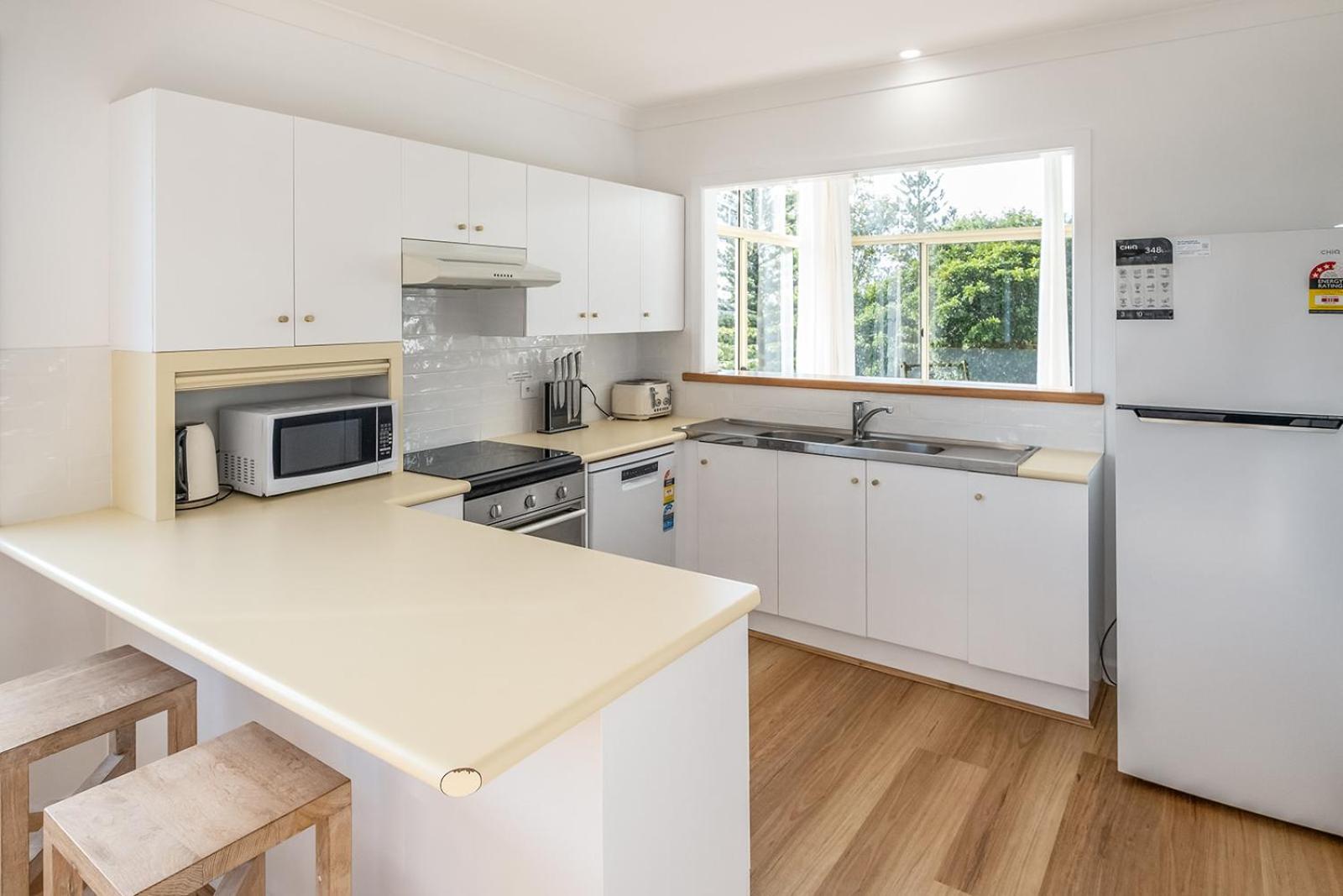 Swell Yamba, Iconic 7 Bedroom House on the Hill with Amazing Bay Views
