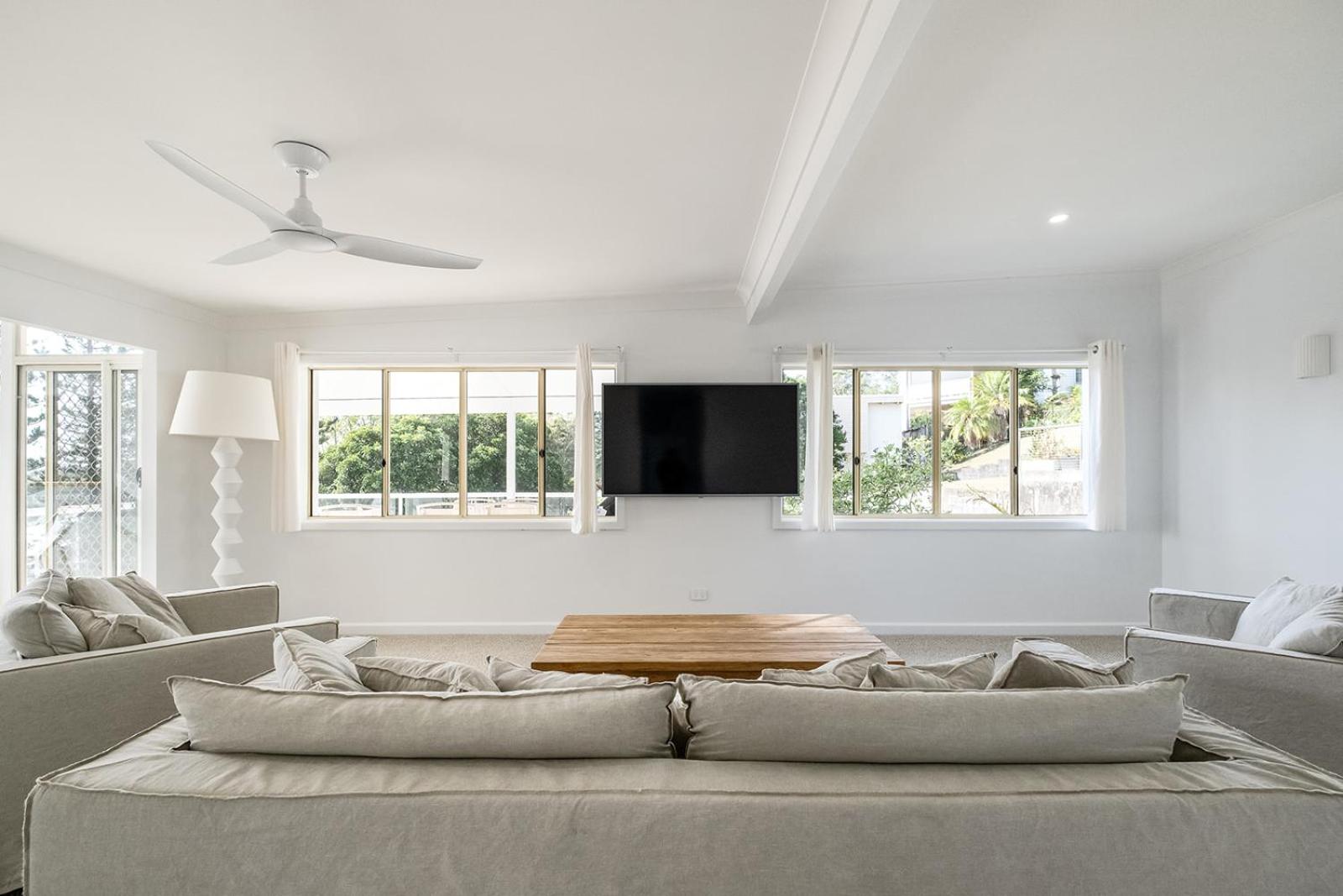 Swell Yamba, Iconic 7 Bedroom House on the Hill with Amazing Bay Views