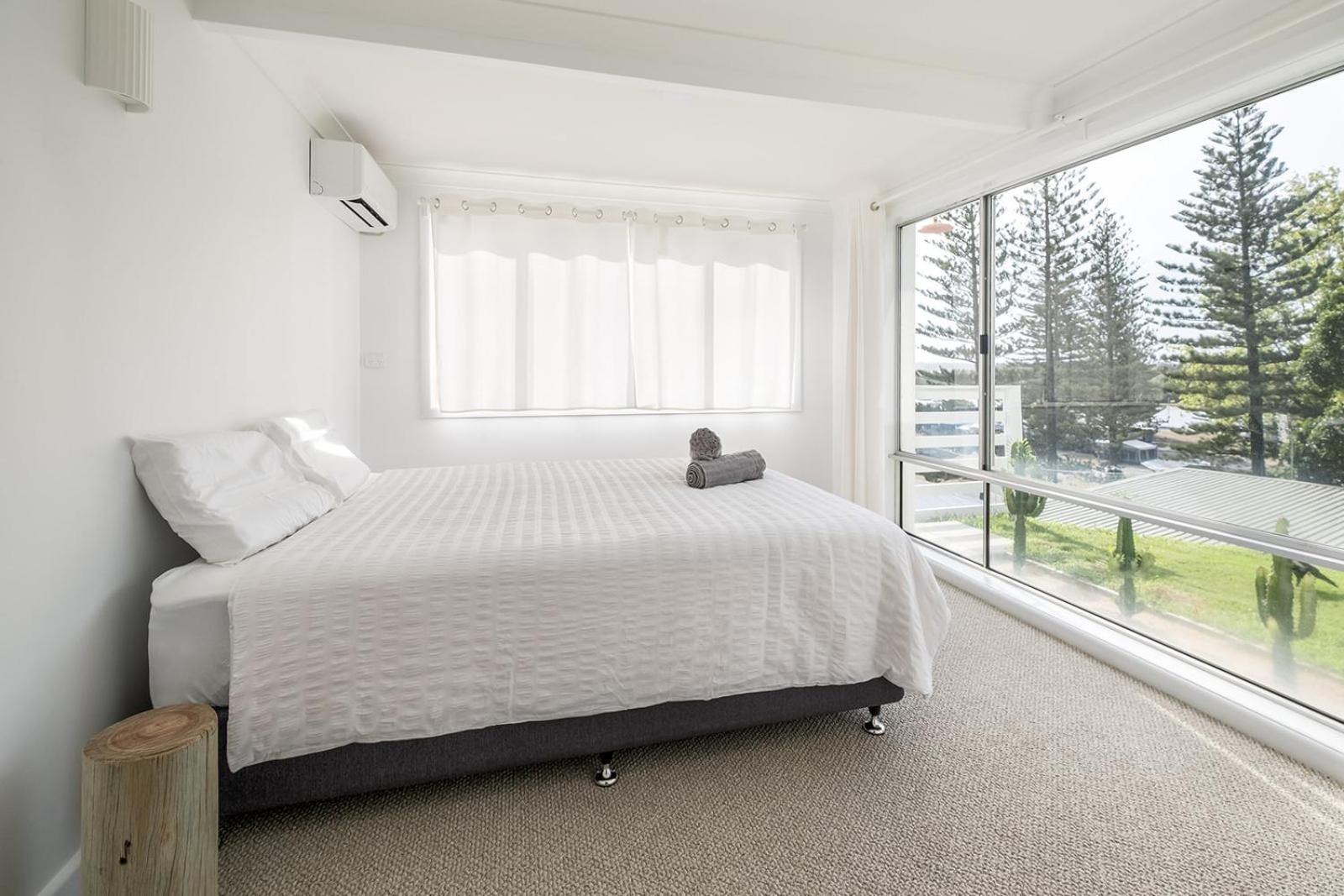 Swell Yamba, Iconic 7 Bedroom House on the Hill with Amazing Bay Views