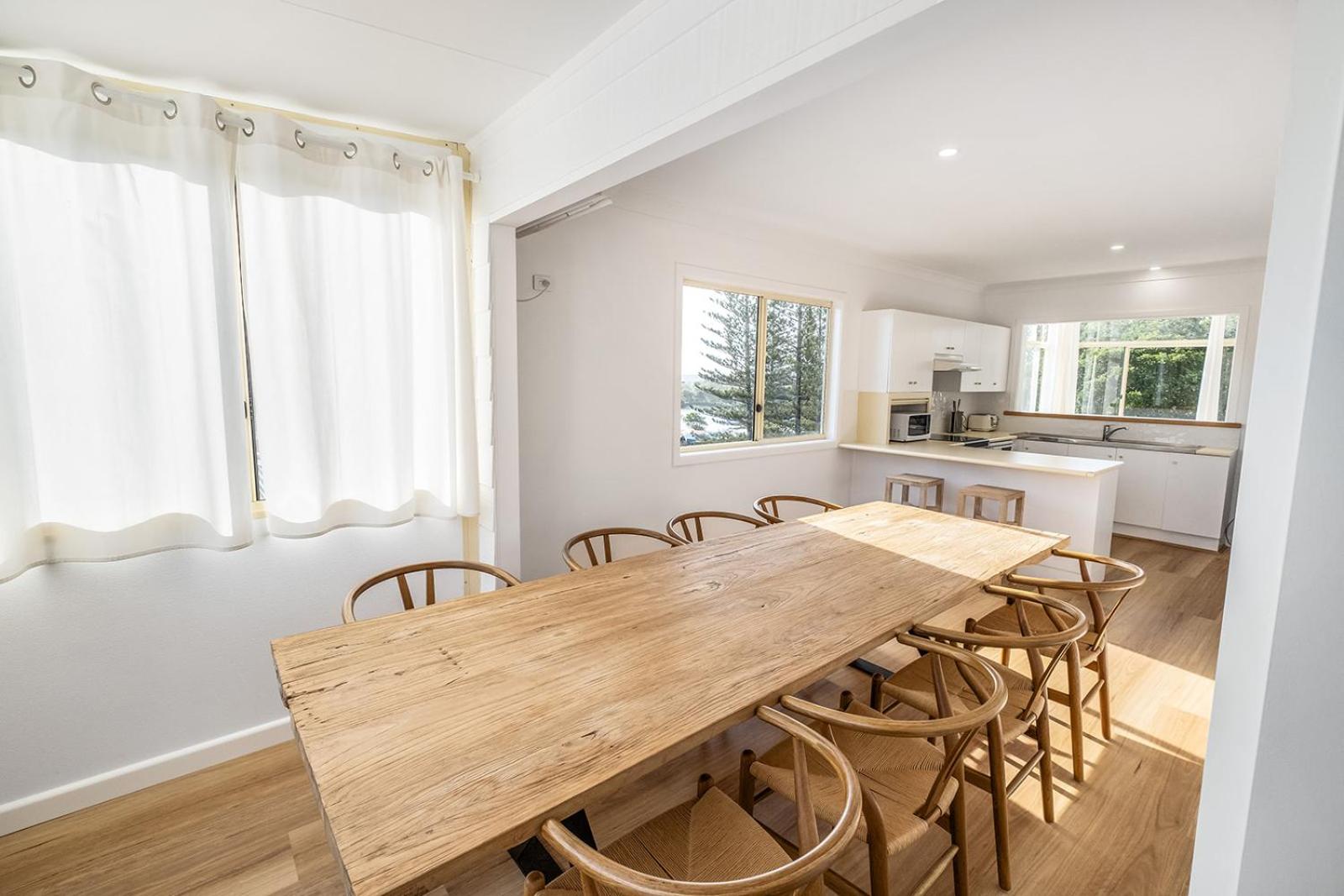 Swell Yamba, Iconic 7 Bedroom House on the Hill with Amazing Bay Views