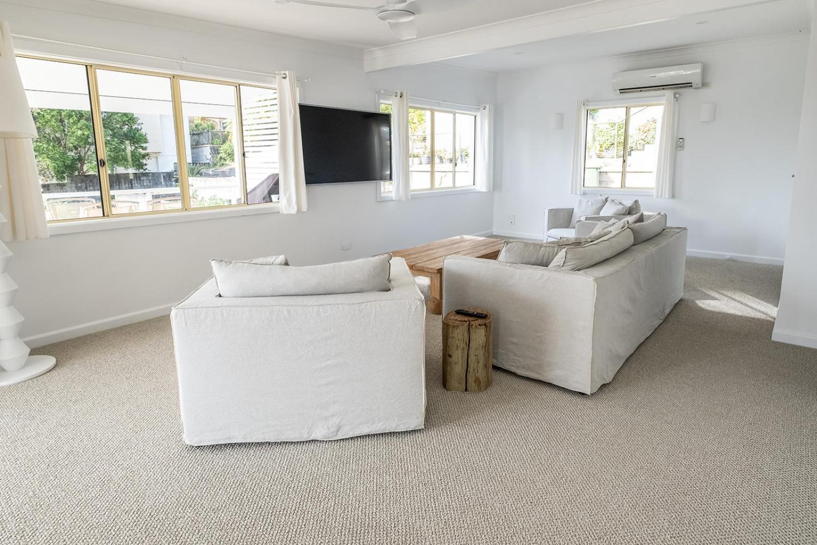 Swell Yamba, Iconic 7 Bedroom House on the Hill with Amazing Bay Views