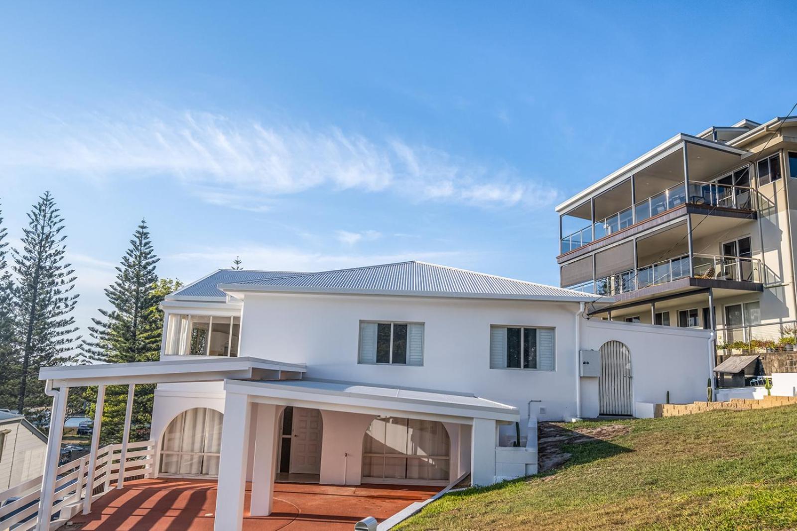 Swell Yamba, Iconic 7 Bedroom House on the Hill with Amazing Bay Views