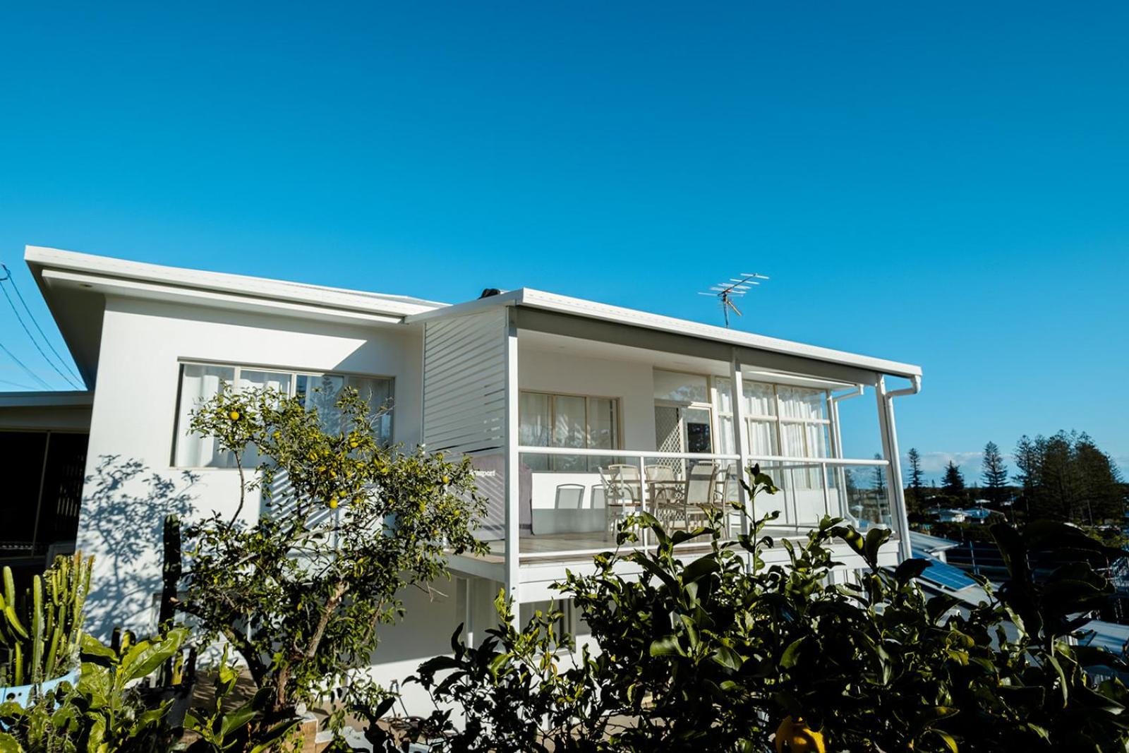 Swell Yamba, Iconic 7 Bedroom House on the Hill with Amazing Bay Views