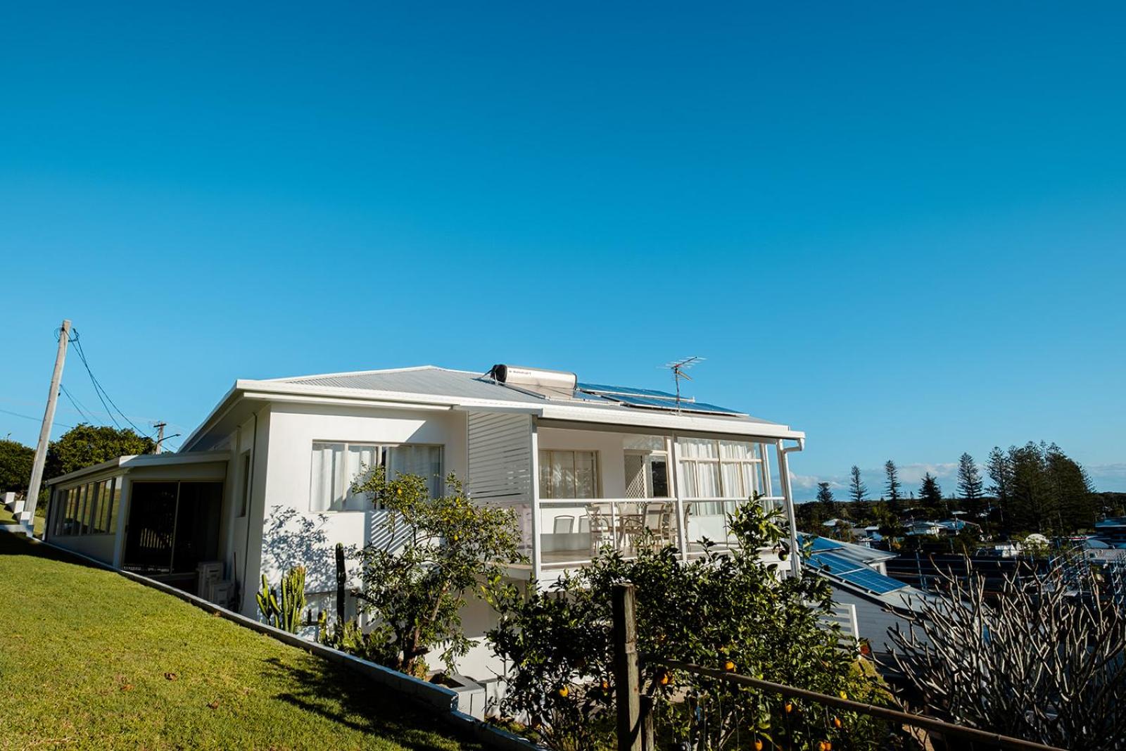 Swell Yamba, Iconic 7 Bedroom House on the Hill with Amazing Bay Views