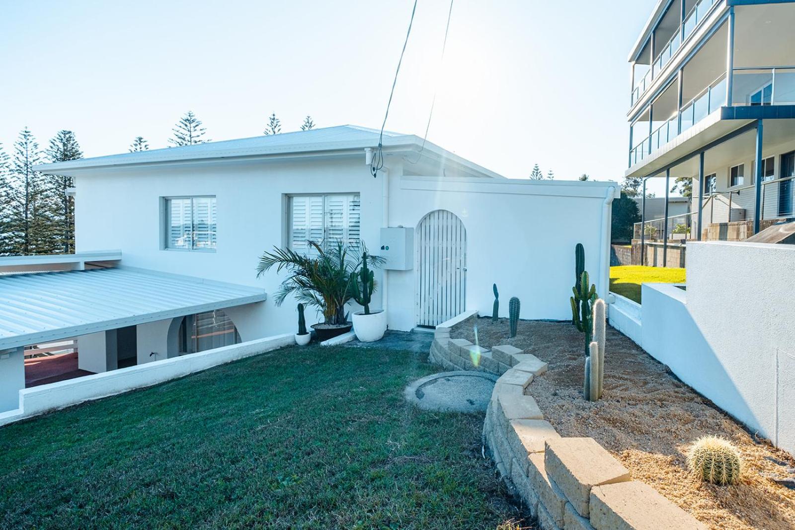 Swell Yamba, Iconic 7 Bedroom House on the Hill with Amazing Bay Views