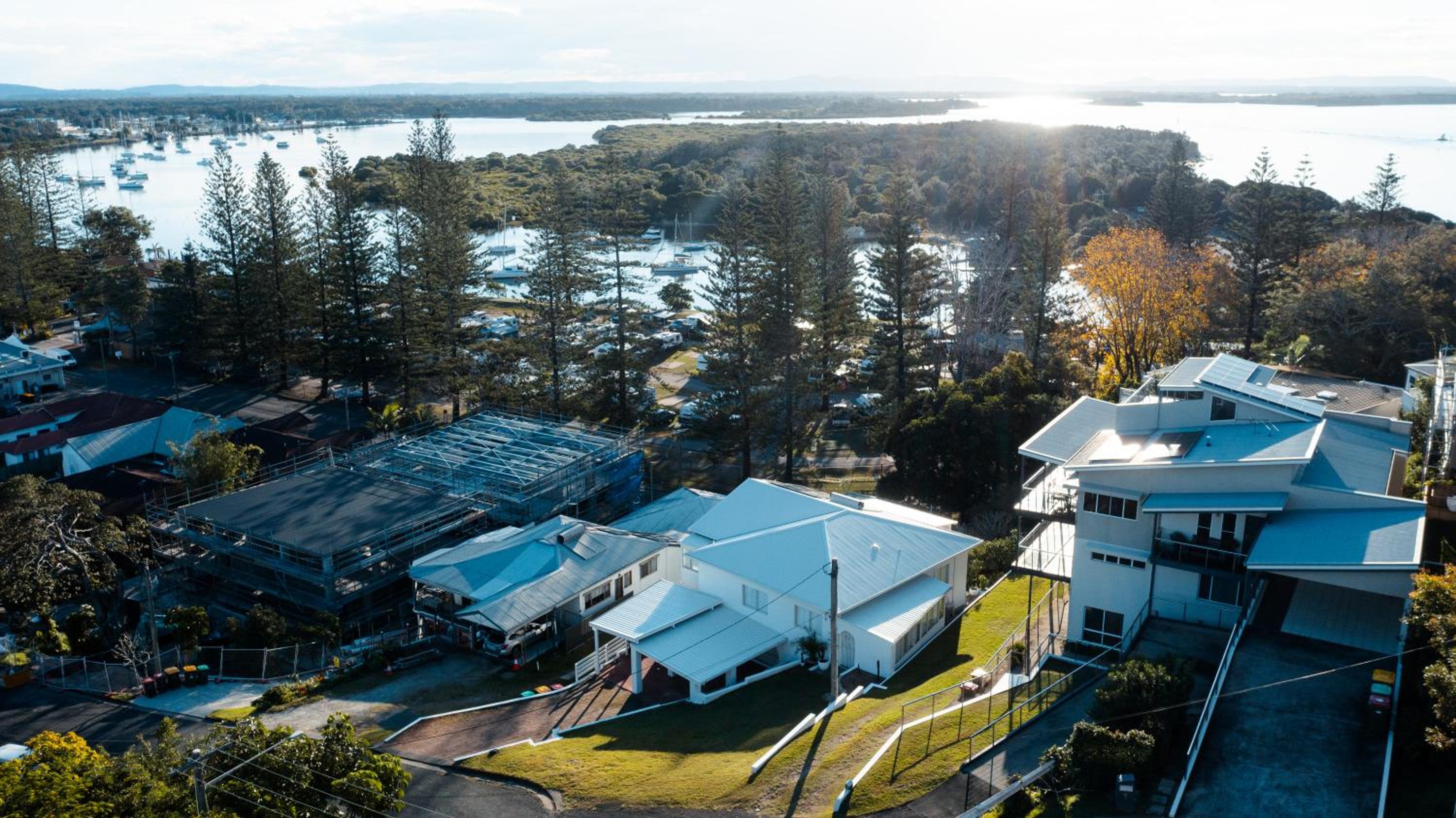 Swell Yamba, Iconic 7 Bedroom House on the Hill with Amazing Bay Views