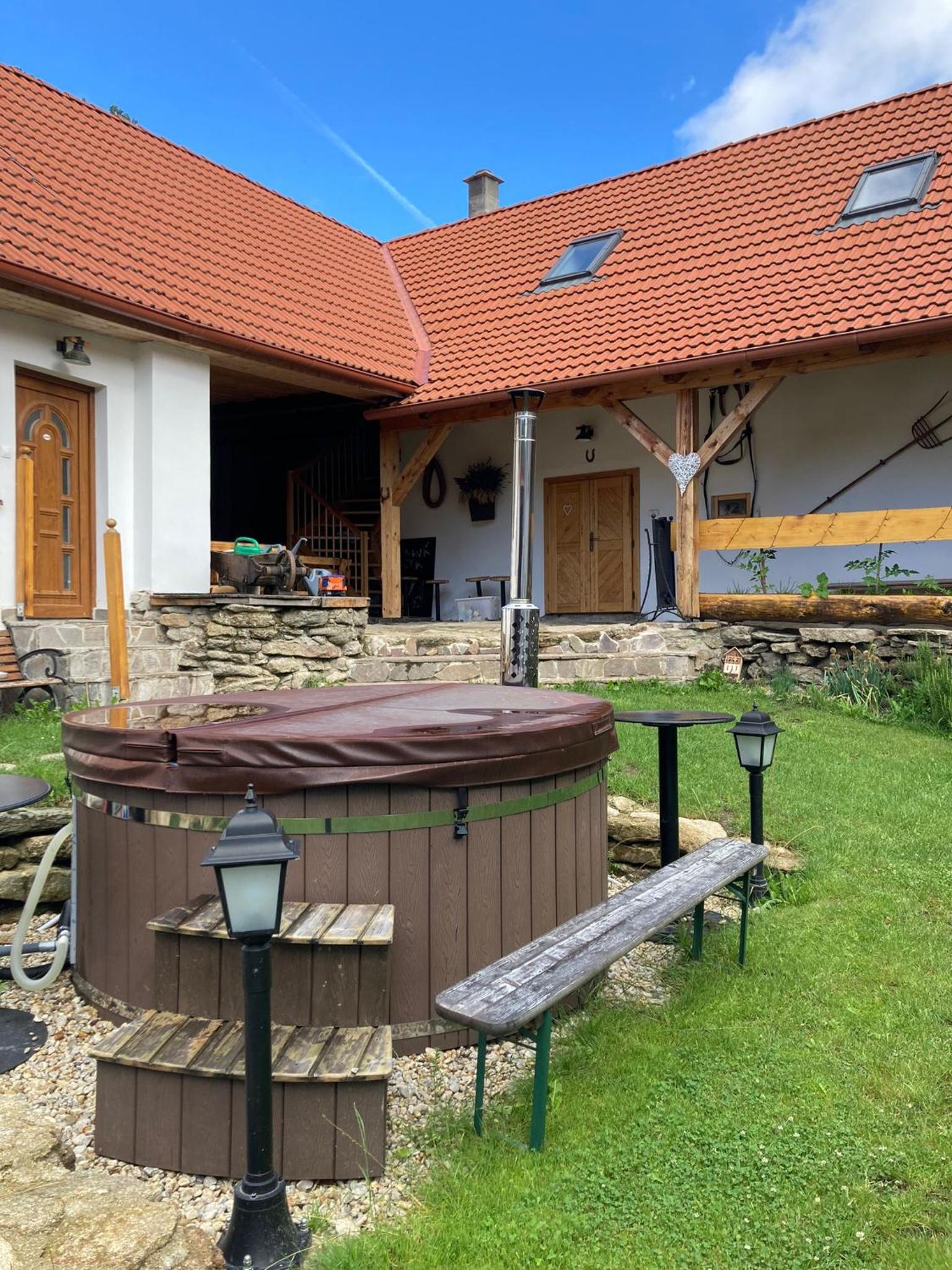 Statek DĚRAVÁ BOTA