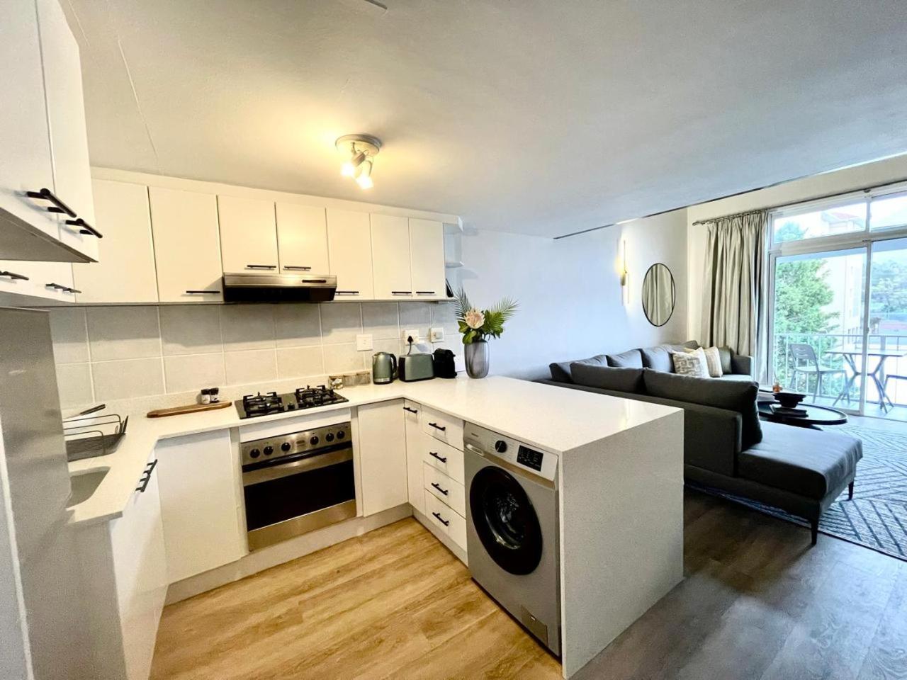 Charming, Sunny and Spacious Mezzanine Retreat view 3