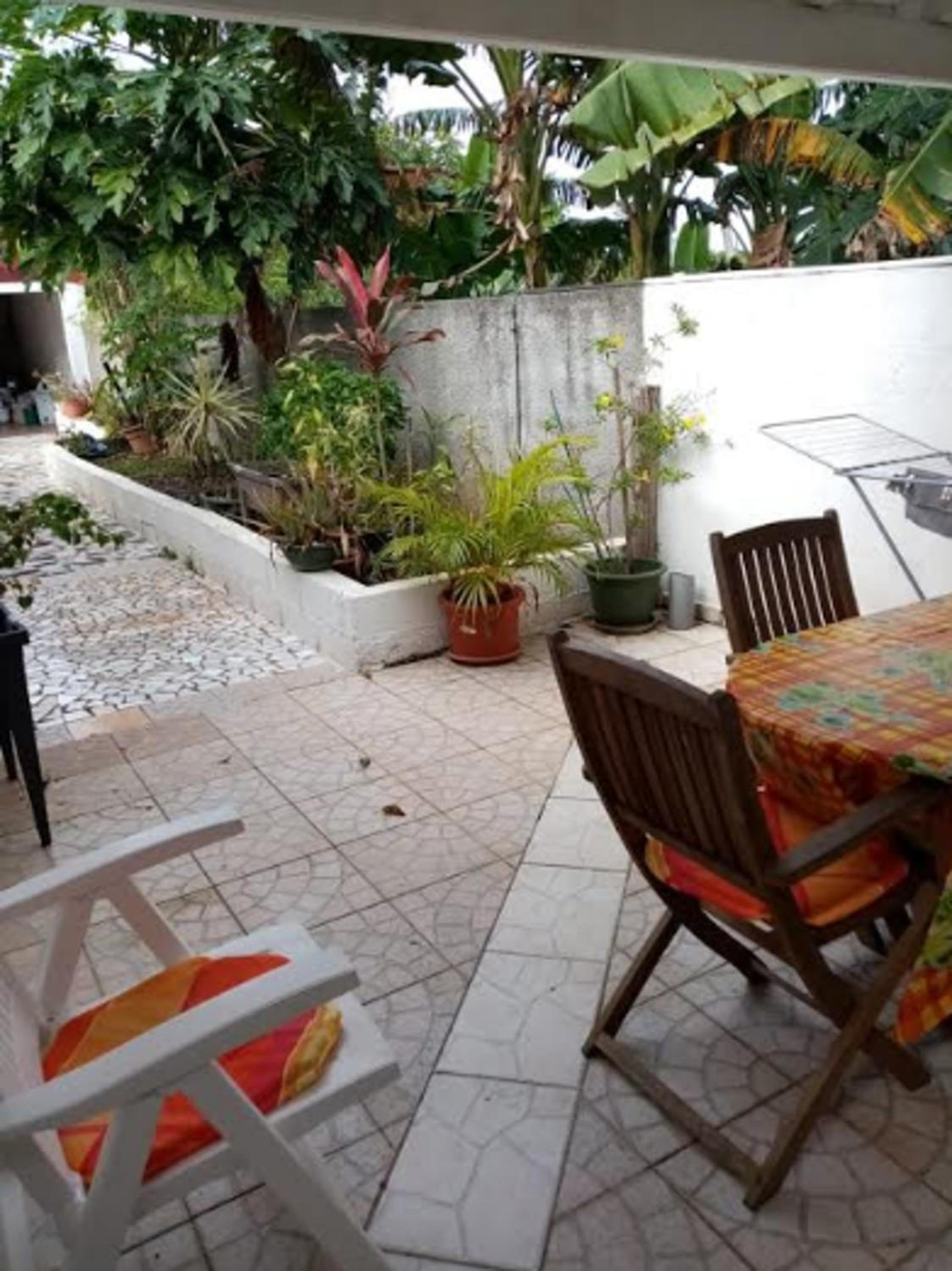 Maison confortable au Moule avec jardin cloture view 3
