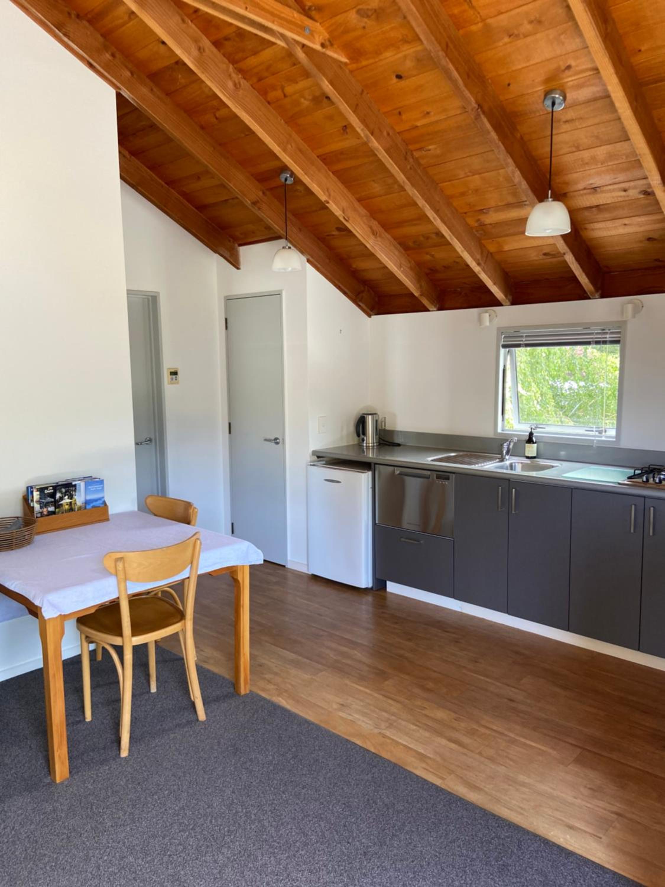 Apartment in Tranquil Park Setting 3 mins from CBD view 5