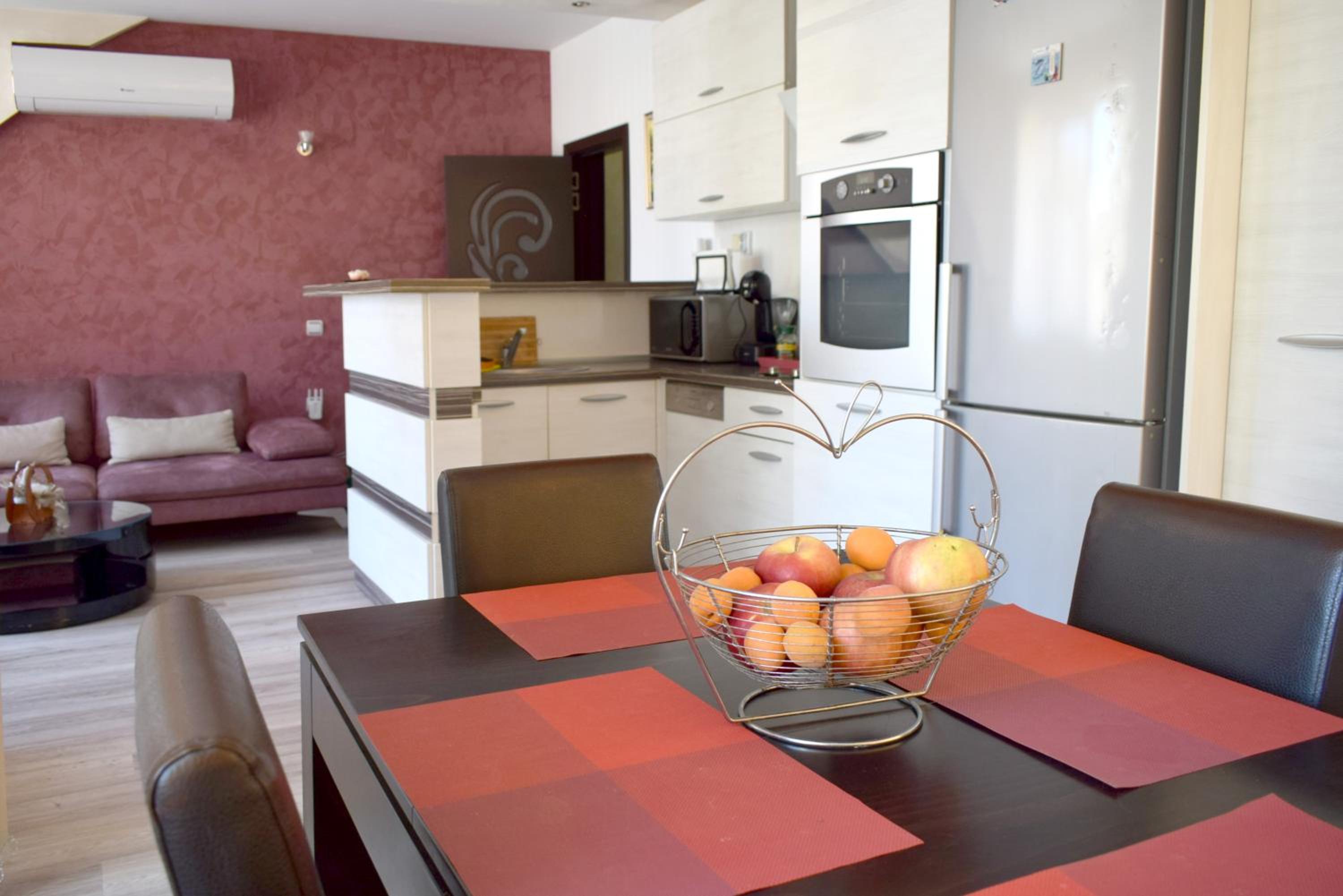 Apartment with 2 Bedrooms and Parking Near the Beach