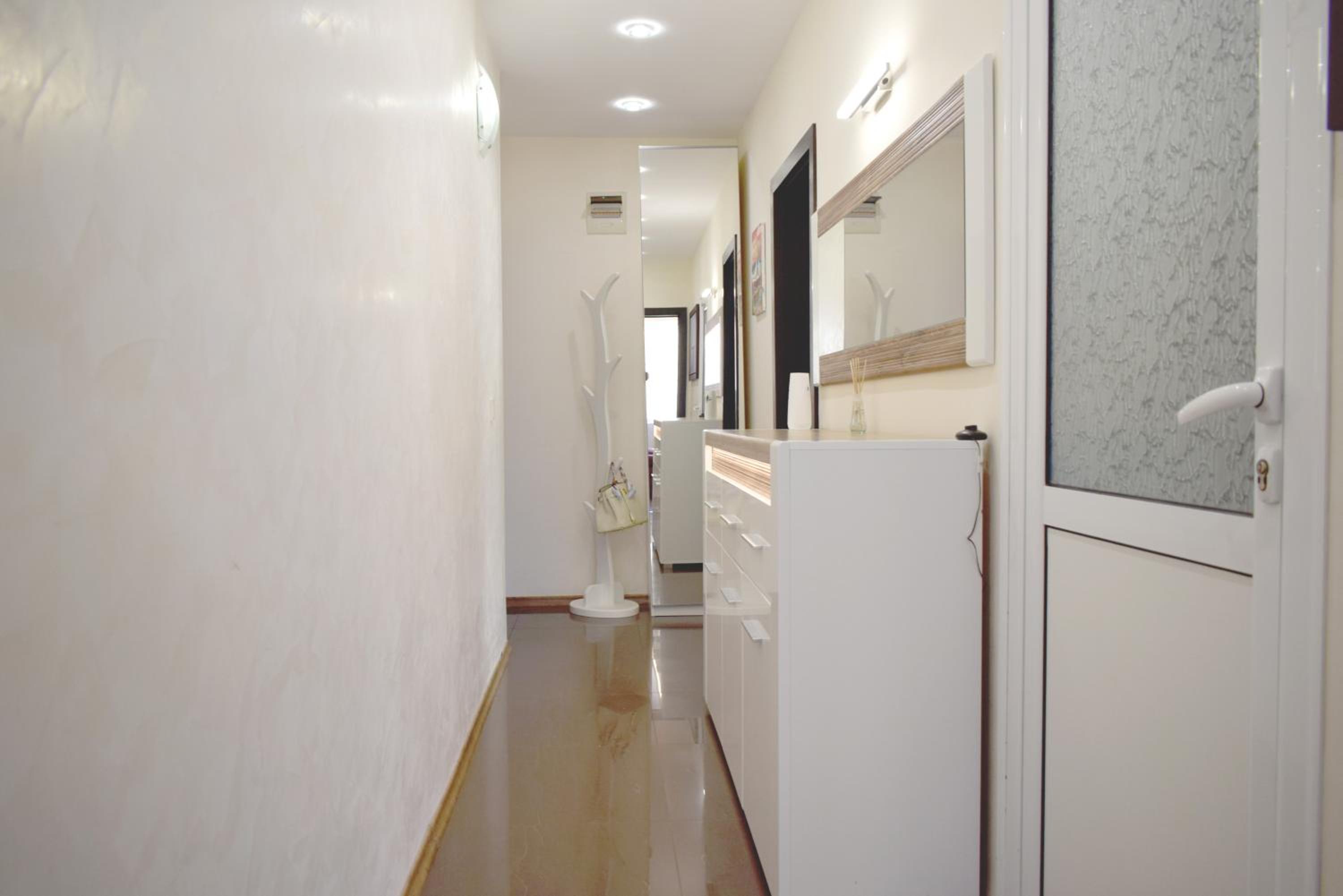 Apartment with 2 Bedrooms and Parking Near the Beach
