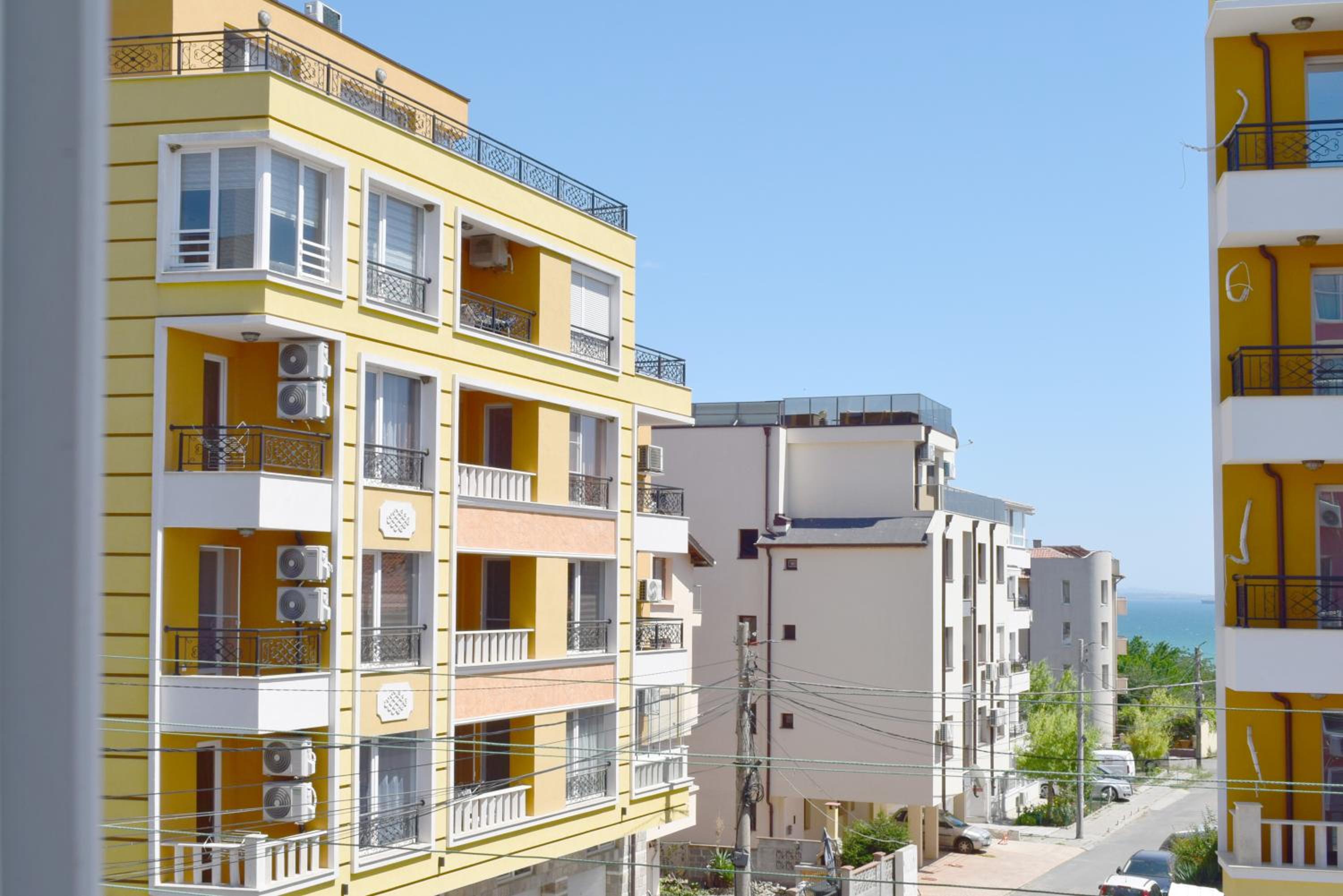 Apartment with 2 Bedrooms and Parking Near the Beach