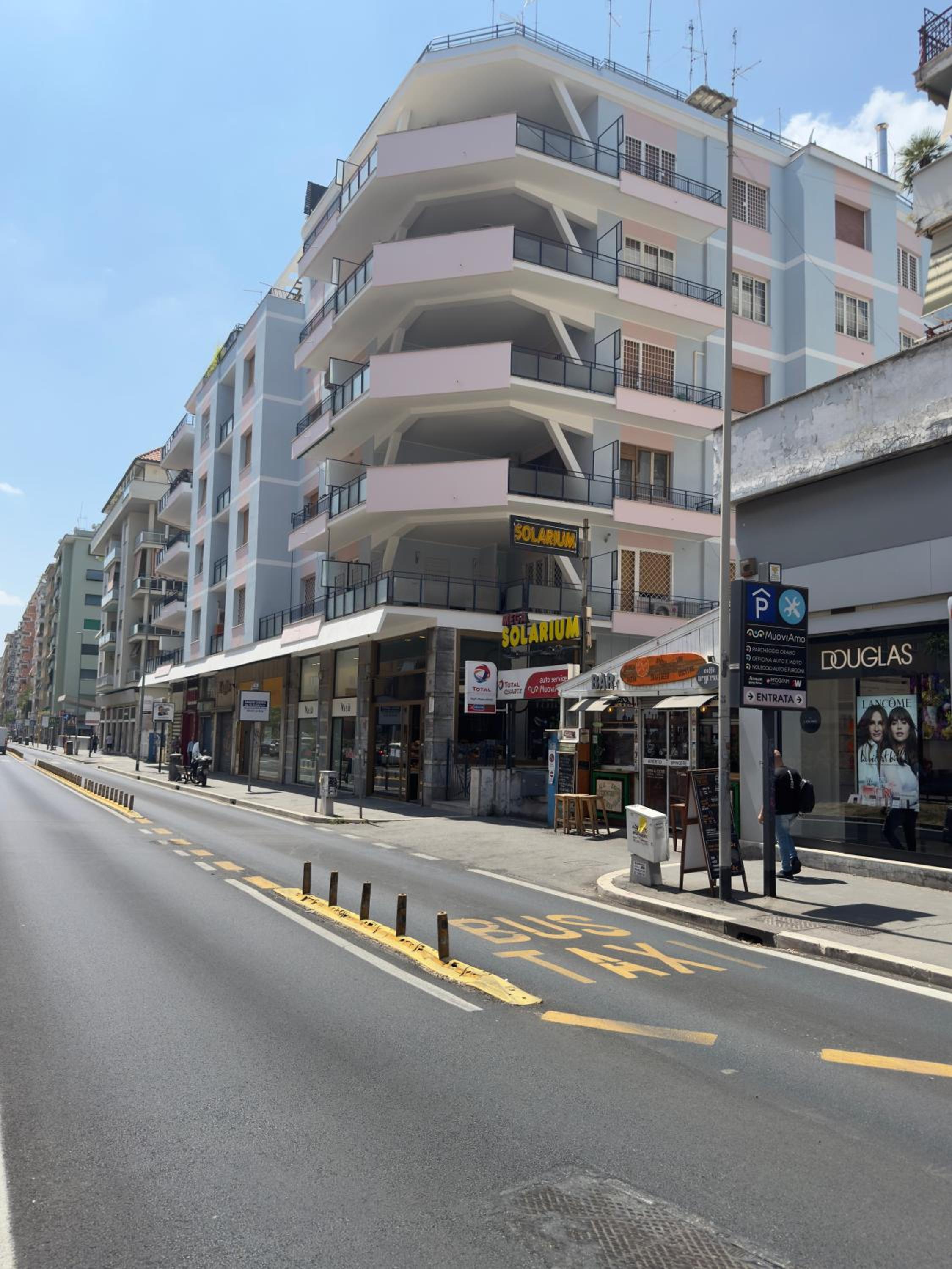 Golden Essence Apartment - terrace & metro