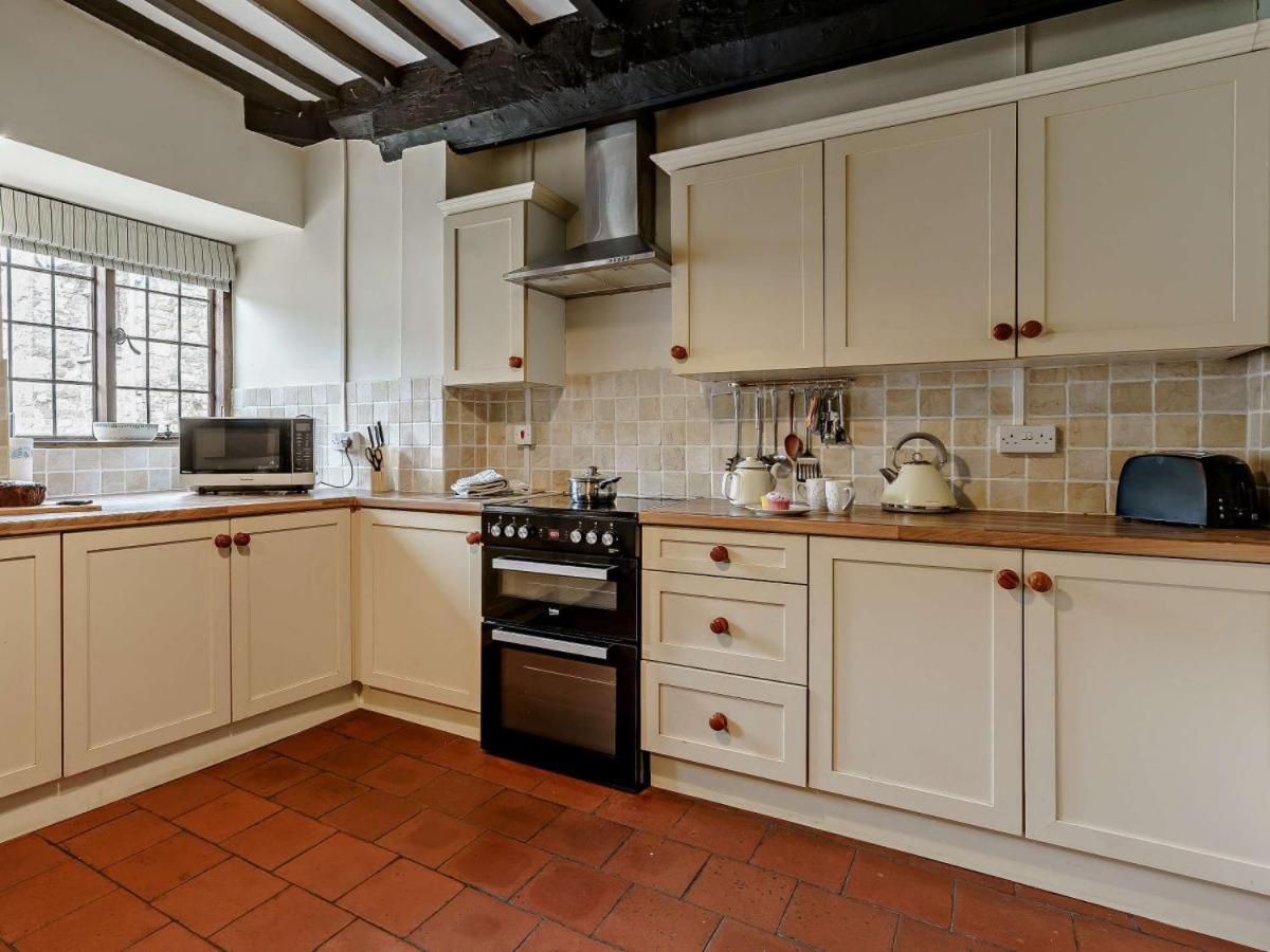 Cosy & historic 2 bedroom Elizabethan cottage view 3