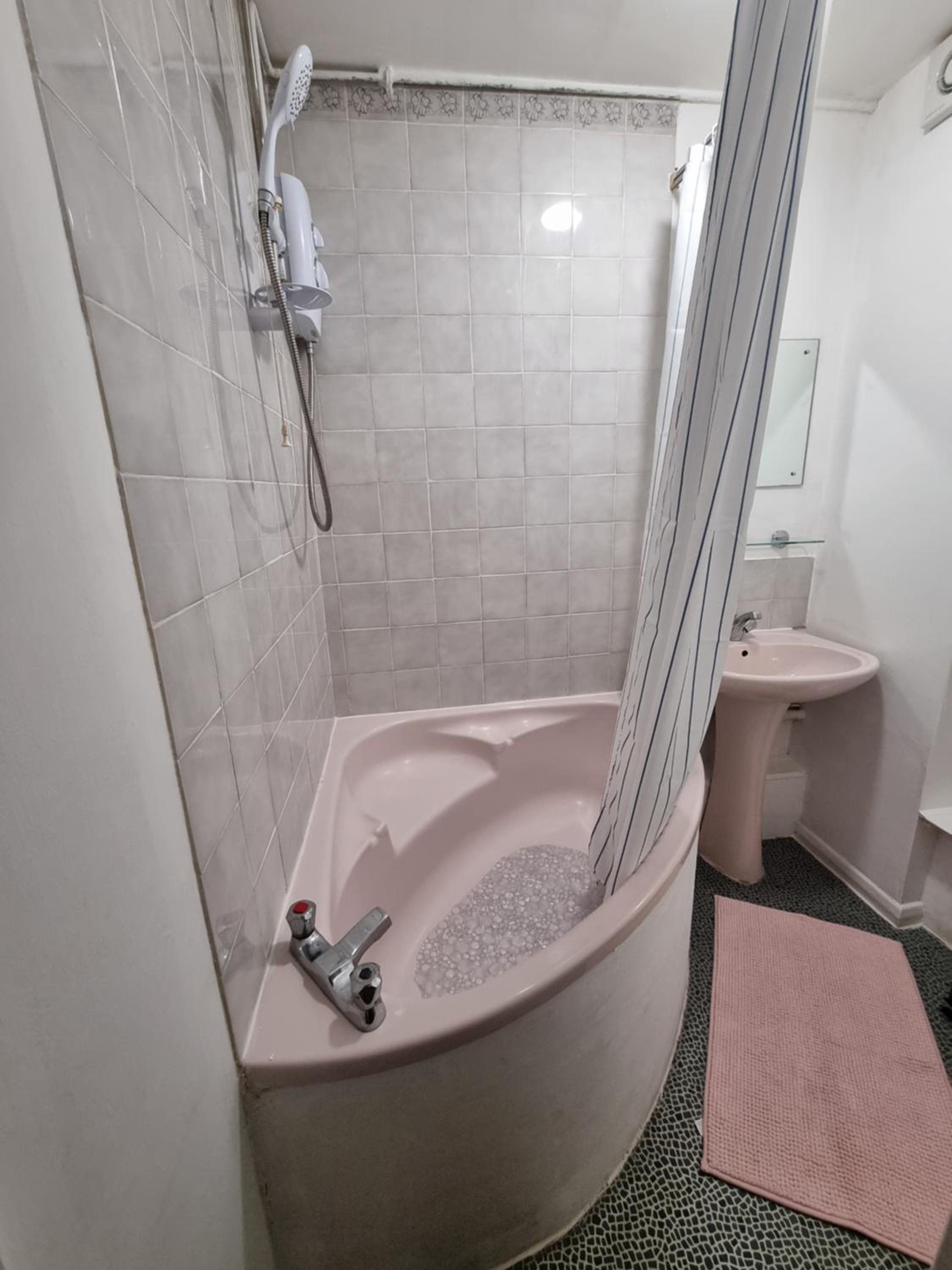 Stylish Studio Flat In Harborne view 3