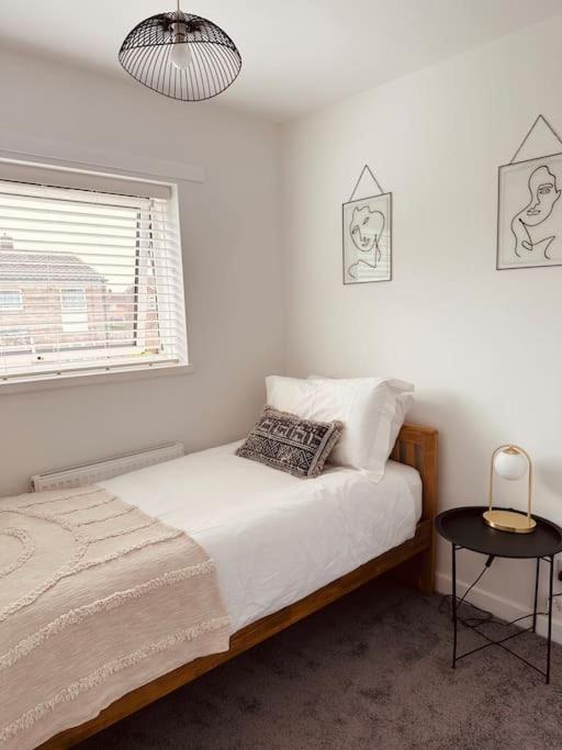 Stylish 3 bed in Peterborough view 3
