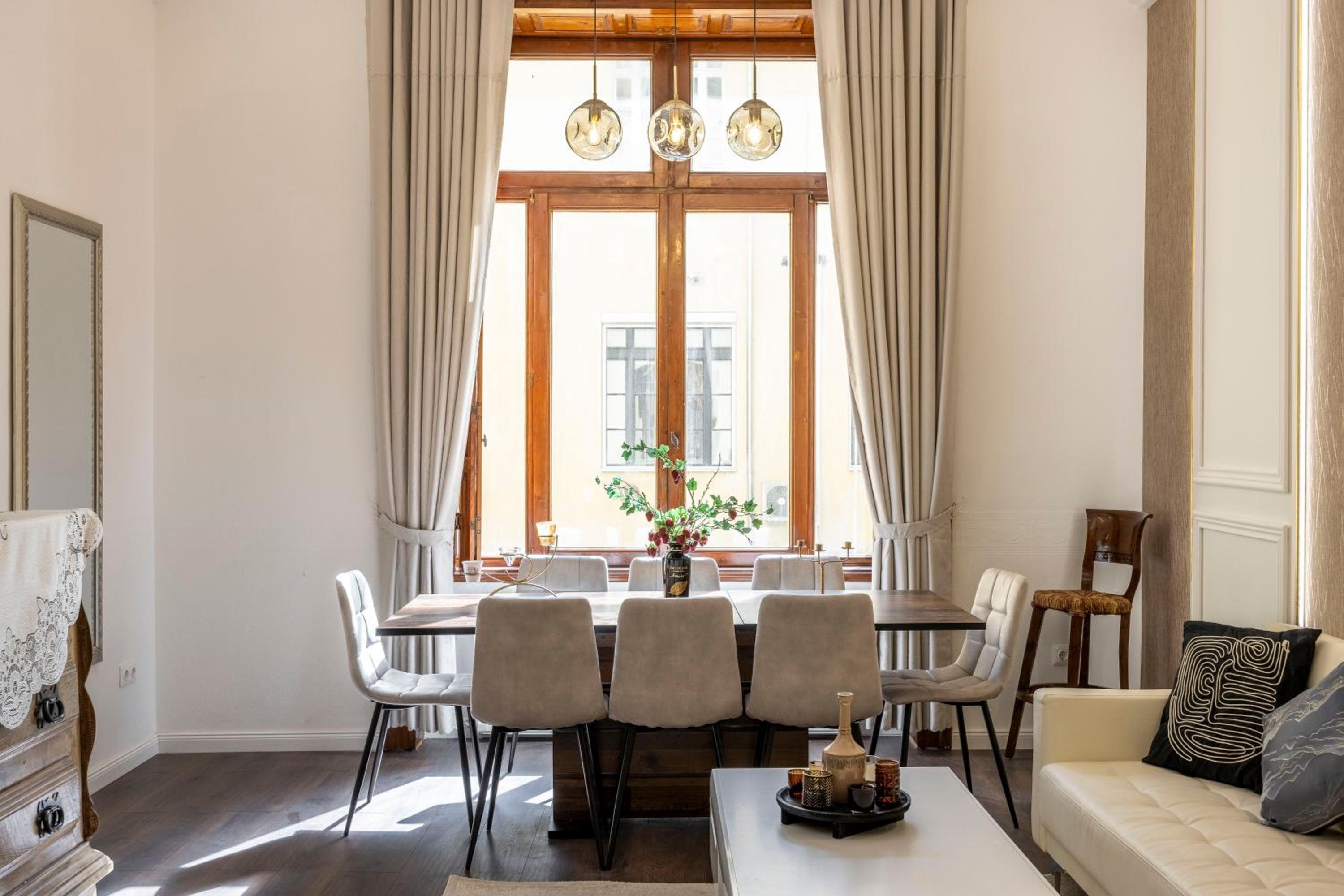 Classy Quentin Dream Home in the Heart of Budapest view 4