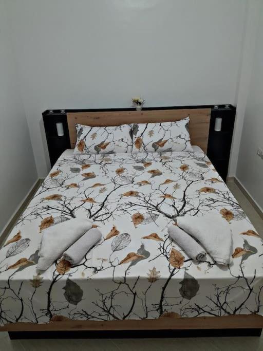WiFi & Smart TV & Netflix & Free Parking & Full Kitchen & Heating & Washing Machine view 4