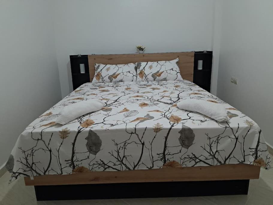 WiFi & Smart TV & Netflix & Free Parking & Full Kitchen & Heating & Washing Machine view 5