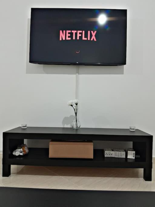 WiFi & Smart TV & Netflix & Free Parking & Full Kitchen & Heating & Washing Machine view 2
