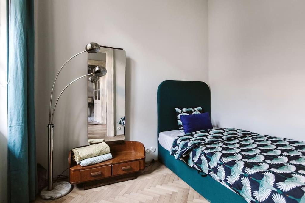 FOR LONG THERM! Lujza Vintage Apartment 3 BEDROOM, 1 LIVINGROOM, 2 BATHROOM FREE AC 75sq DT Wifi view 4