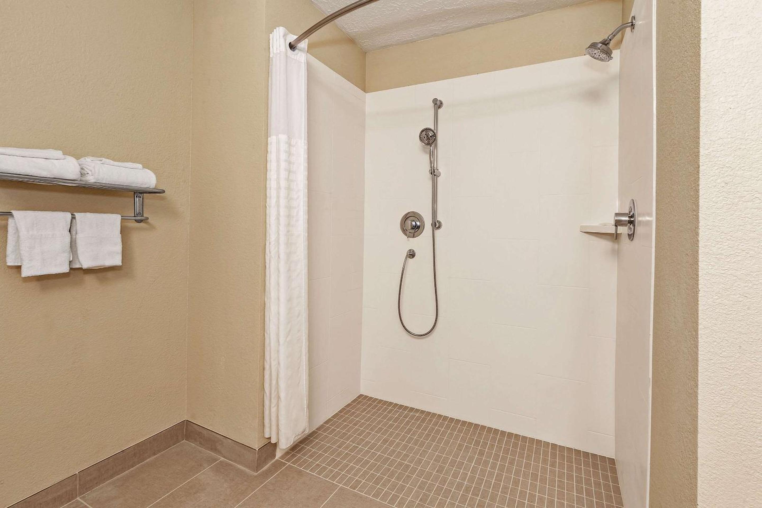 Comfort Inn Whitehall near Michigan's Adventure, Foto 19