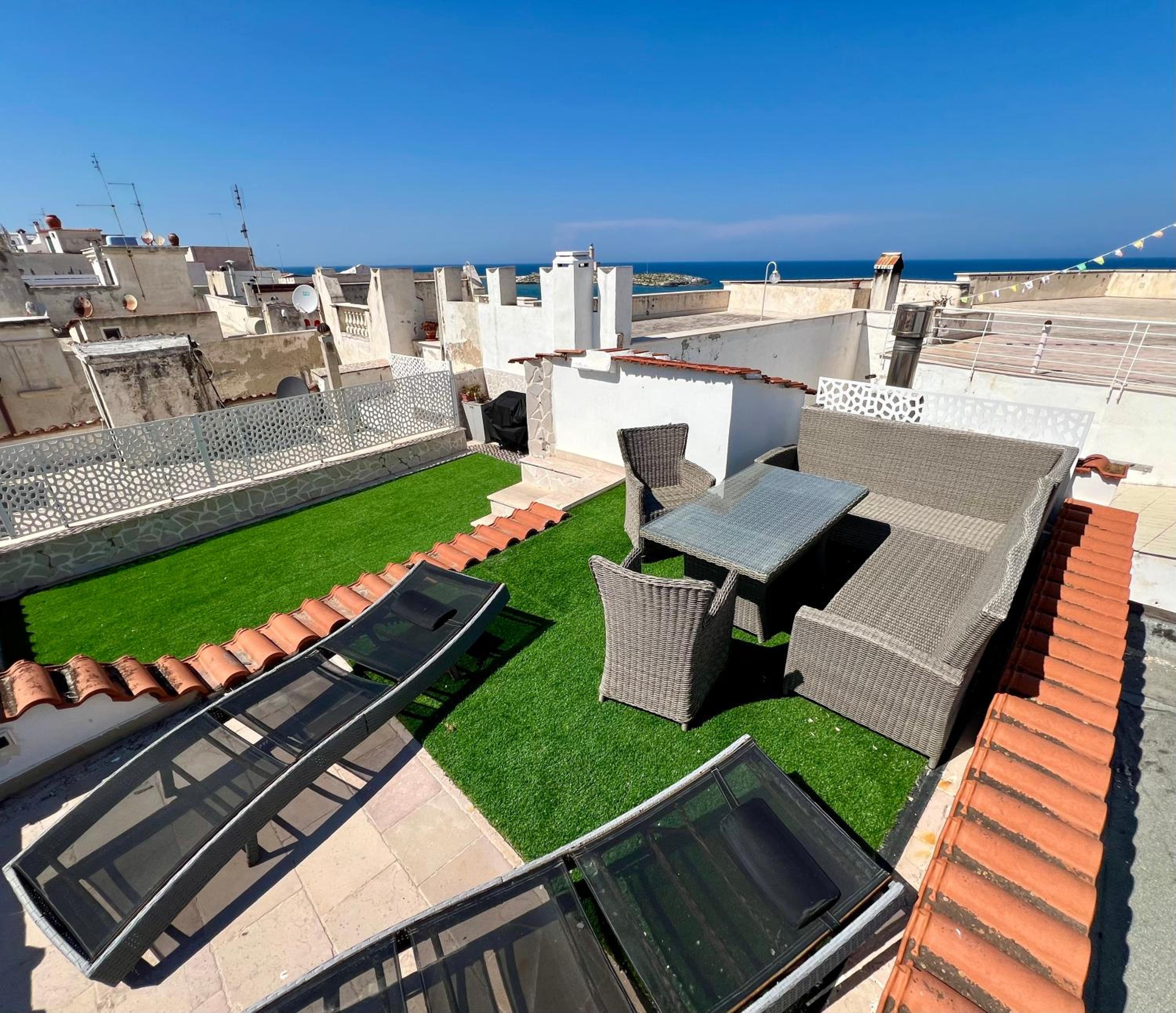 Cozy Sea View Flat with Private 83 sq Rooftop, Balcony, and BBQ in the Old Town photo 3